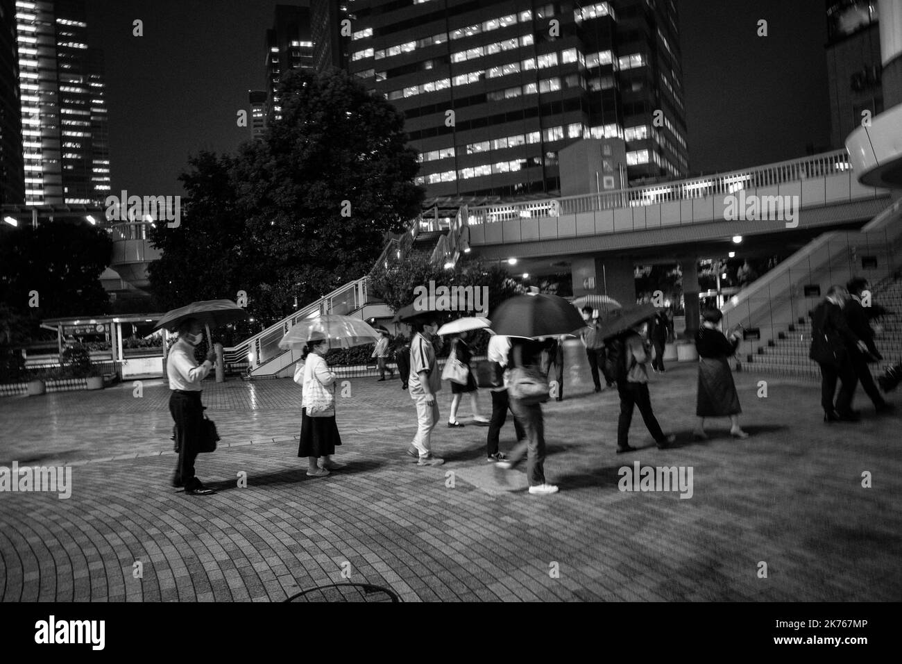 Tokio, Japan. 5. Oktober 2022. Pendler, die durch die Shinagawa Station kriechen, eine riesige JR Ost- und JR Central-Transferstation, die lokale U-Bahn- und S-Bahn-Linien mit den Shinkansen Super Express-Schnellzugdiensten verbindet. Der JR Pass ist eine sehr beliebte Methode für Touristen, um in Japan zu reisen. (Bild: © Taidgh Barron/ZUMA Press Wire) Stockfoto