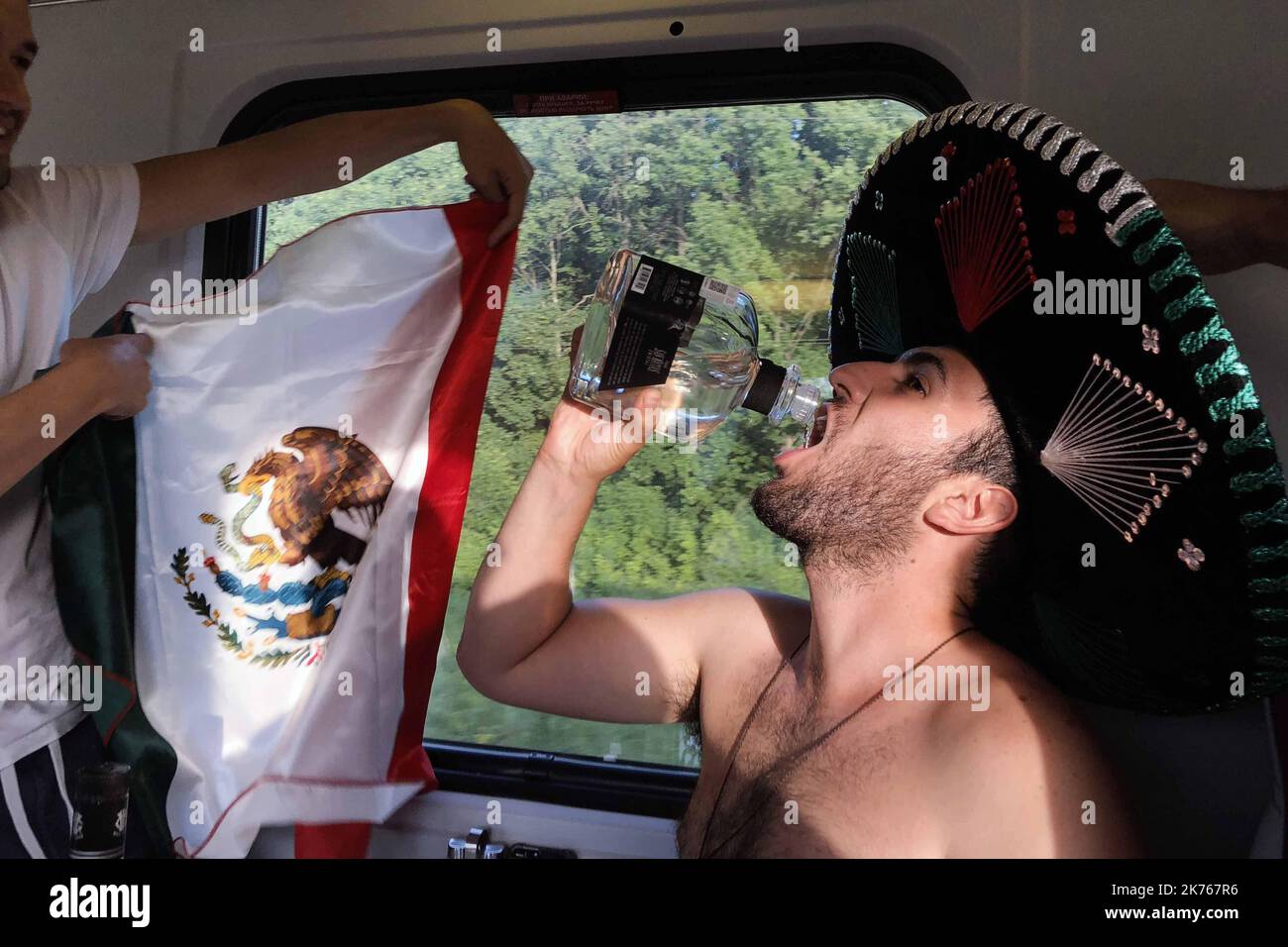 Fußball - Weltmeisterschaft 2018. Mexikanischer Fan nimmt den Zug und trinkt Tequila im Zugrestaurant nach dem Spiel der Gruppe F - Südkorea gegen Mexiko - Rostov Arena, Rostov-on-Don, Russland - 23. Juni 2018 Stockfoto