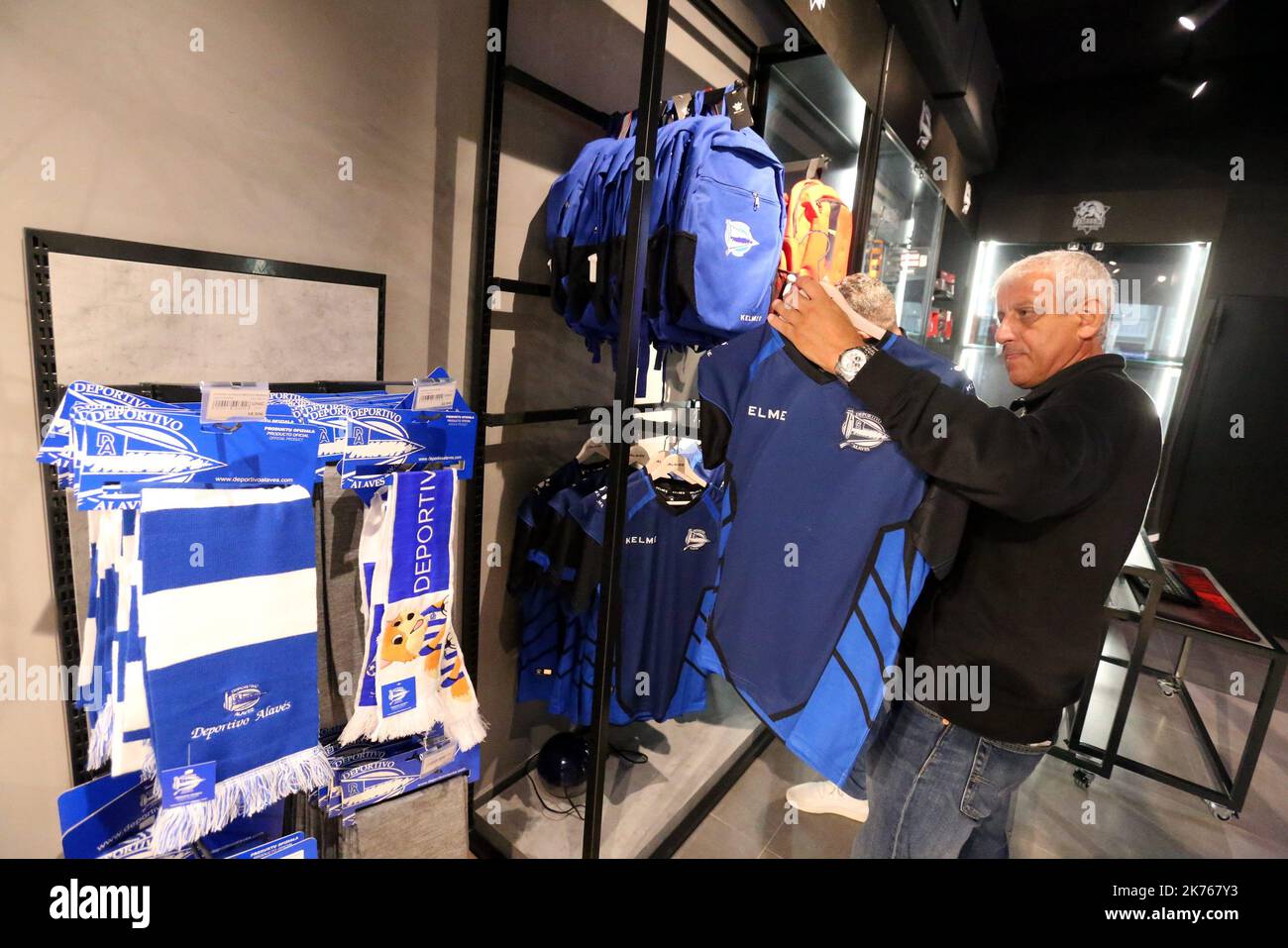 Une Boutique qui vend les articles sportifs en ville - Spieler des französischen Fußballclubs von Sochaux in Spanien am 7. September 2018. Stockfoto
