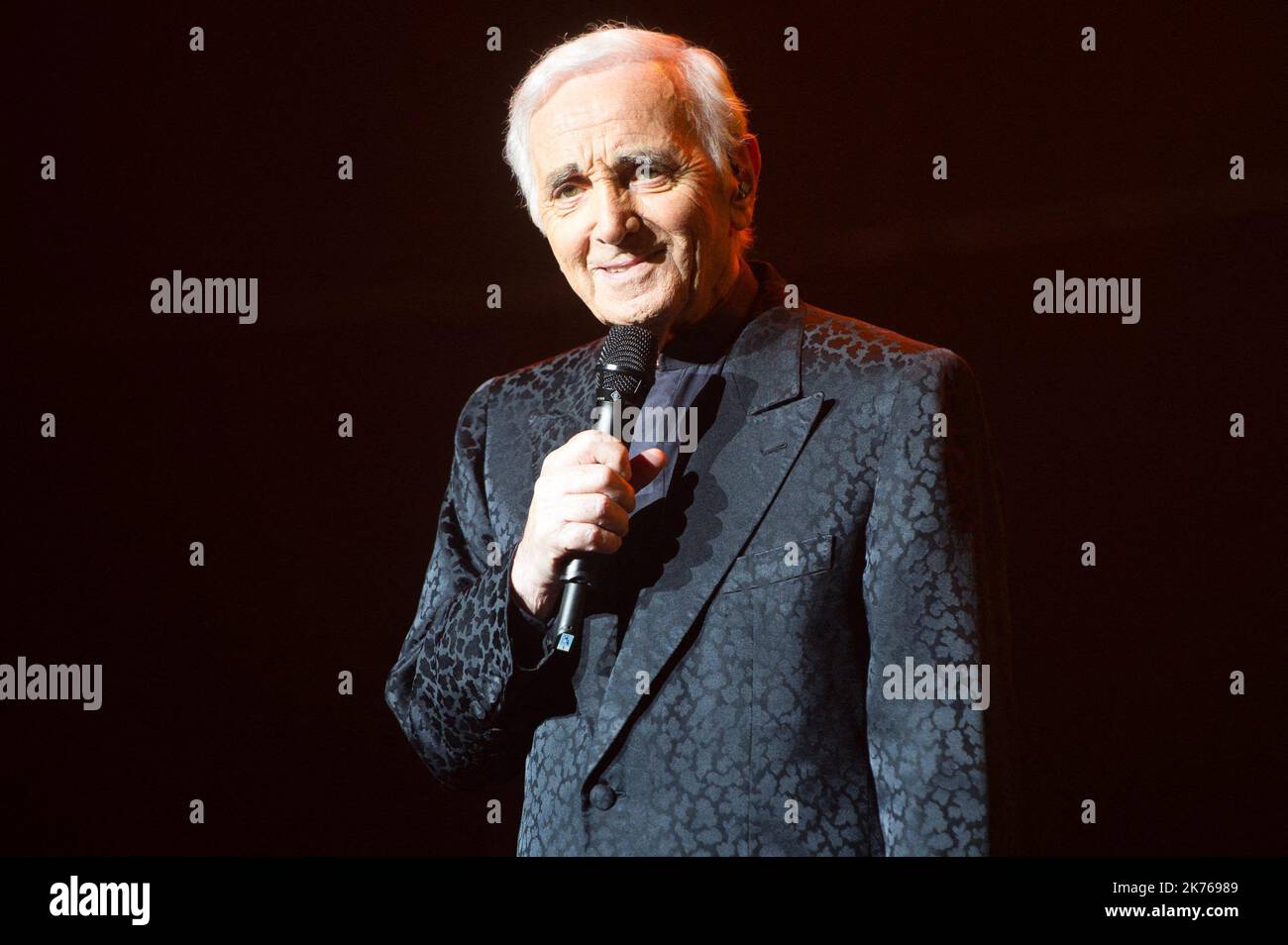 Der französisch-armenische Sänger Charles Aznavour (geboren Shahnour Varinag Aznavourian) spielt am Sonntag, den 1.. Juni 2014, anlässlich seines 90.. Geburtstages auf seiner Abschiedstour in der Royal Albert Hall, London, England, Großbritannien. Der französische Sänger und Songwriter Charles Aznavour ist mit 94 Jahren nach einer mehr als 80-jährigen Karriere gestorben, sagt ein Sprecher. Der französische und armenische Künstler verkauften über 180 Millionen Schallplatten. Stockfoto