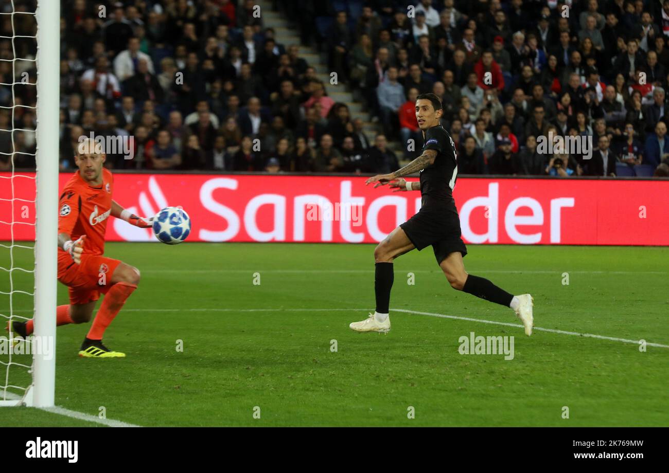 Der argentinische Mittelfeldspieler Angel Di Maria von Paris Saint-Germain schießt beim UEFA Champions' League-Fußballspiel Paris Saint Germain (PSG) gegen Red Star Belgrade im Stadion Parc des Princes auf ein Tor Stockfoto
