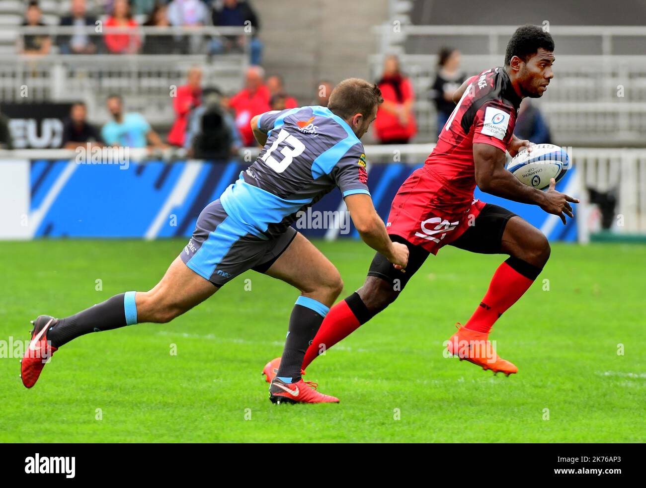 ©PHOTOPQR/LE PROGRES/Photo Philippe JUSTE - Champions Cup. LOU - Cardiff Blues. -Noa Nakaitaci poursuivi par Garyn Smith. Stockfoto