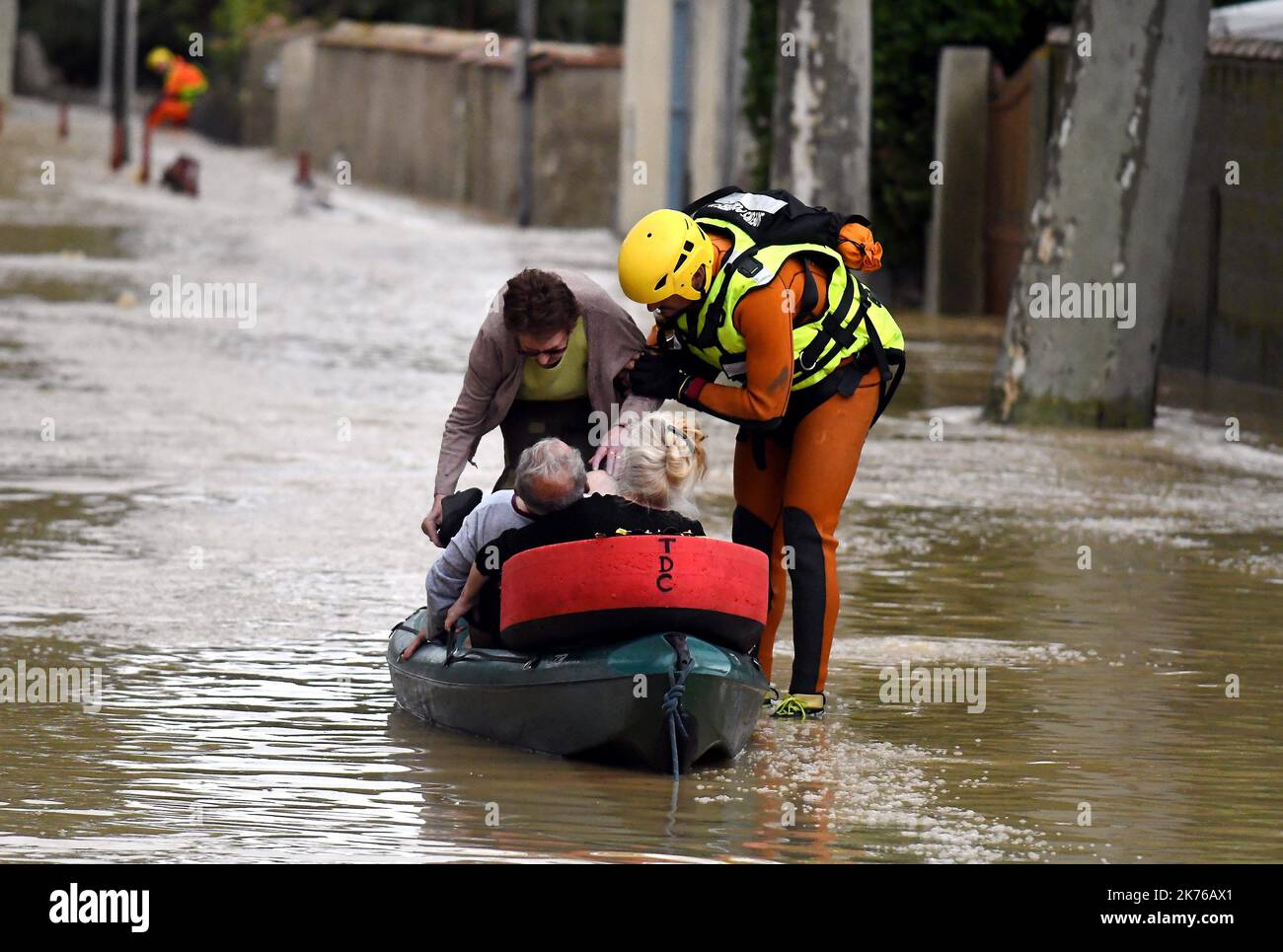 Rettungsaktion nach französischem Dorf unter Wasser nach heftigen Regenfällen, bei denen Flüsse am 15. Oktober 2018 in Carcassone, Südfrankreich, die Ufer platzten. Stockfoto