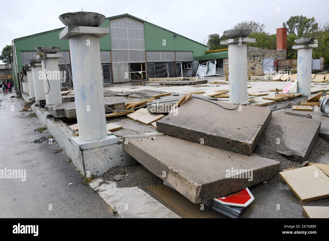 Szenen der Sturzflut in Trebes, in der Nähe von Carcassonne, Frankreich. Mindestens 10 Menschen sind nach einem Sturzflut in der südfranzösischen Region Aude gestorben, sagten lokale Beamte am Montag Stockfoto