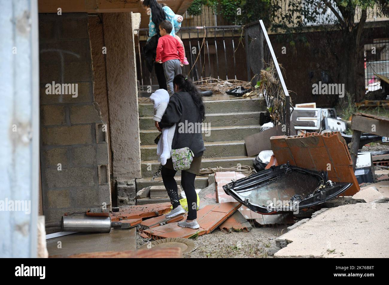 Szenen der Sturzflut in Trebes, in der Nähe von Carcassonne, Frankreich. Mindestens 10 Menschen sind nach einem Sturzflut in der südfranzösischen Region Aude gestorben, sagten lokale Beamte am Montag Stockfoto