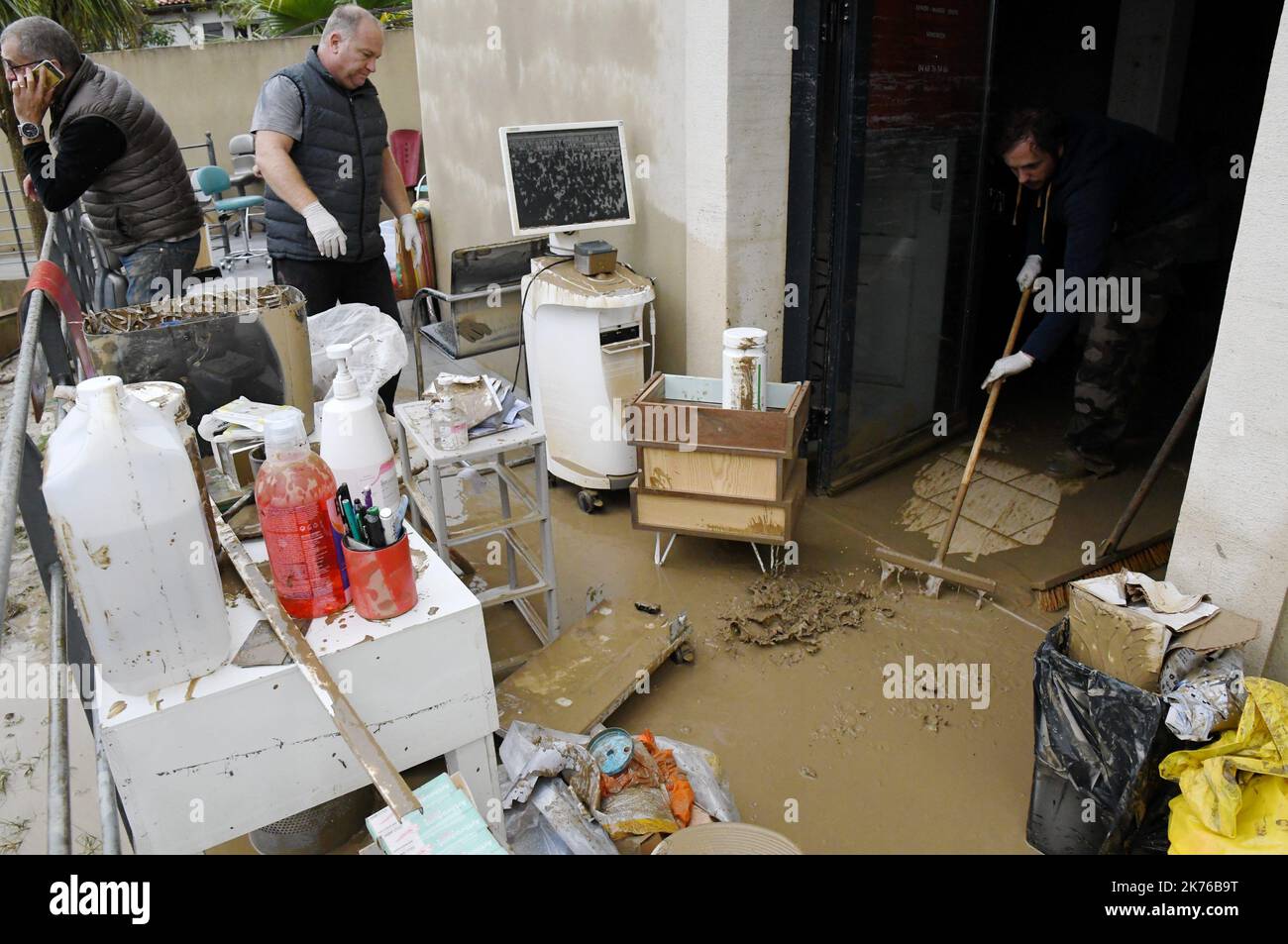 Szenen der Sturzflut in Trebes, in der Nähe von Carcassonne, Frankreich. Mindestens 10 Menschen sind nach einem Sturzflut in der südfranzösischen Region Aude gestorben, sagten lokale Beamte am Montag Stockfoto