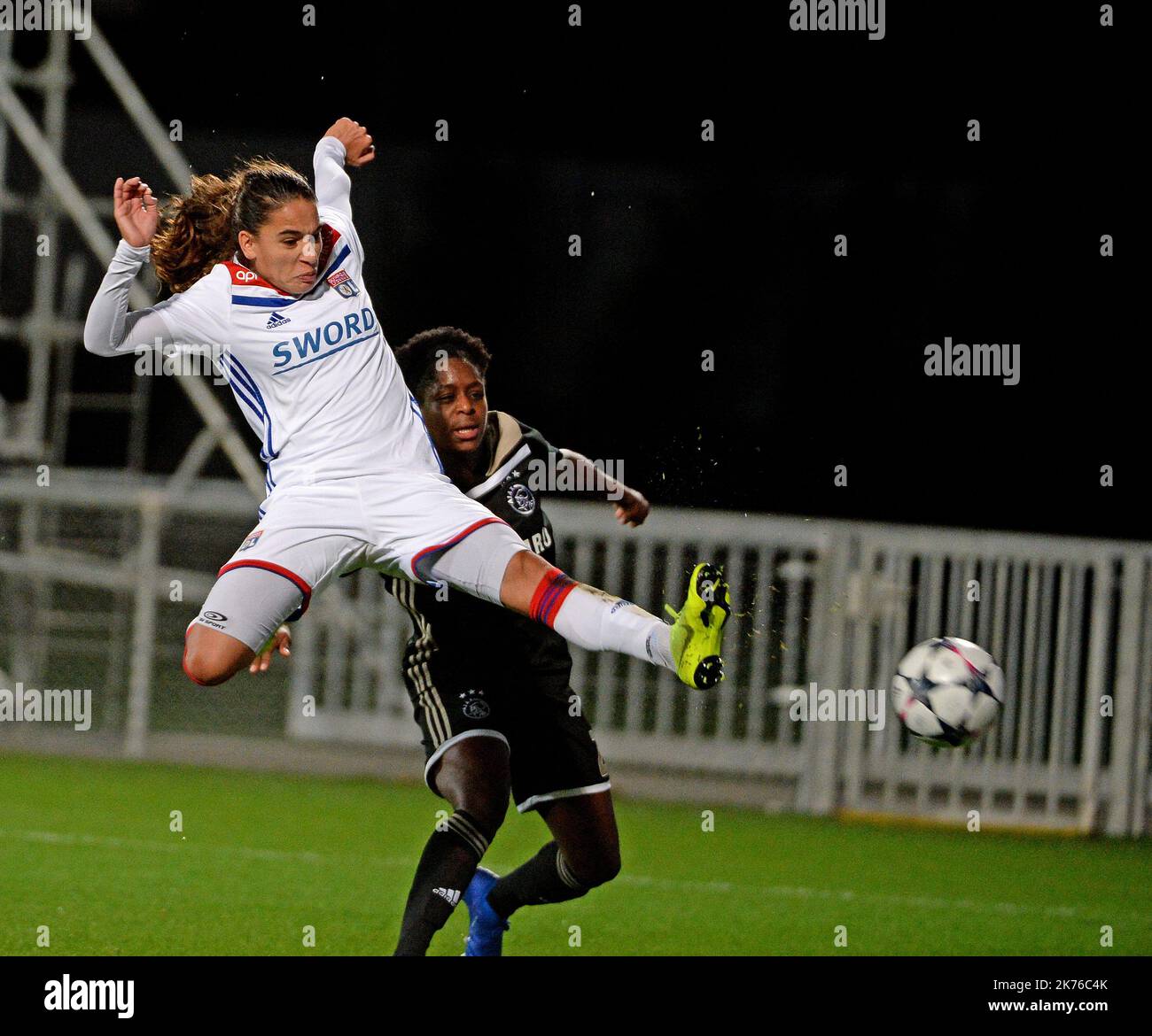 Frauen Fußball Champions League Spiel zwischen ©PHOTOPQR/LE PROGRES/Photo Richard MOUILLAUD - le 31/10/2018 foot féminin / OL AJAX -le 31/10/2018 Foot féminin / OL AJAX AMSTERDAM 16 eme retour Ligue des Champions Foto / but spectaculaire de Amel Majri le 7ème pour l' OL- Okt 31. 2018 - Ligaspiel der Frauen-Fußballmeister Lyon gegen Amsterdam Stockfoto