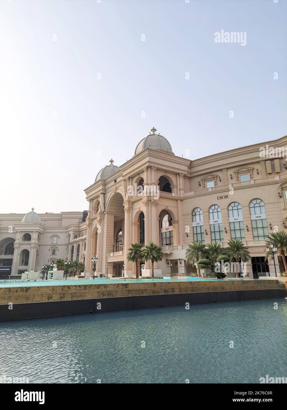 Place Vendôme Mall in Lusail City. Der Place Vendôme beherbergt 2 fünf-Sterne-Luxushotels mit Serviced Apartments und bis zu 600 verschiedenen Einzelhandelsgeschäften. Stockfoto