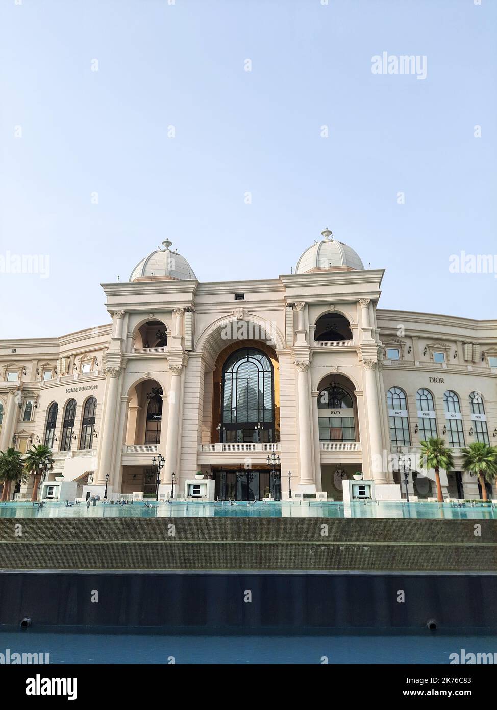 Place Vendôme Mall in Lusail City. Der Place Vendôme beherbergt 2 fünf-Sterne-Luxushotels mit Serviced Apartments und bis zu 600 verschiedenen Einzelhandelsgeschäften. Stockfoto