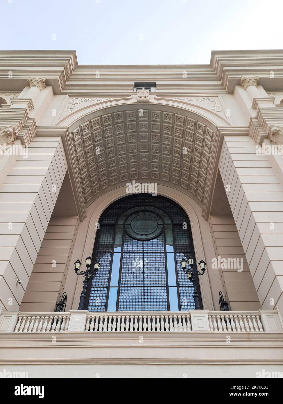 Place Vendôme Mall in Lusail City. Der Place Vendôme beherbergt 2 fünf-Sterne-Luxushotels mit Serviced Apartments und bis zu 600 verschiedenen Einzelhandelsgeschäften. Stockfoto