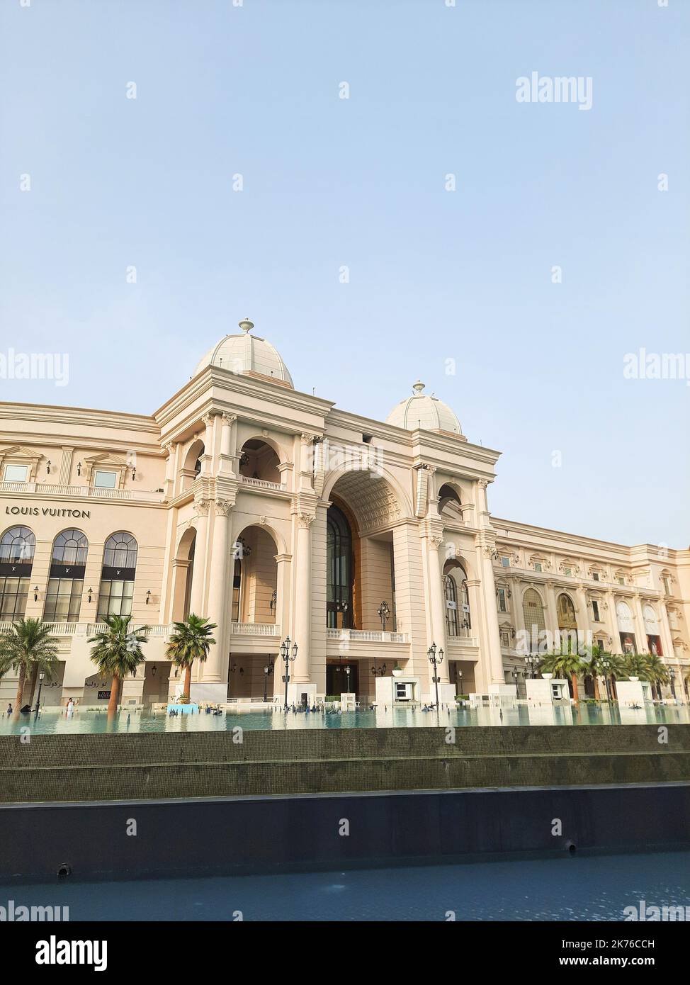 Place Vendôme Mall in Lusail City. Der Place Vendôme beherbergt 2 fünf-Sterne-Luxushotels mit Serviced Apartments und bis zu 600 verschiedenen Einzelhandelsgeschäften. Stockfoto