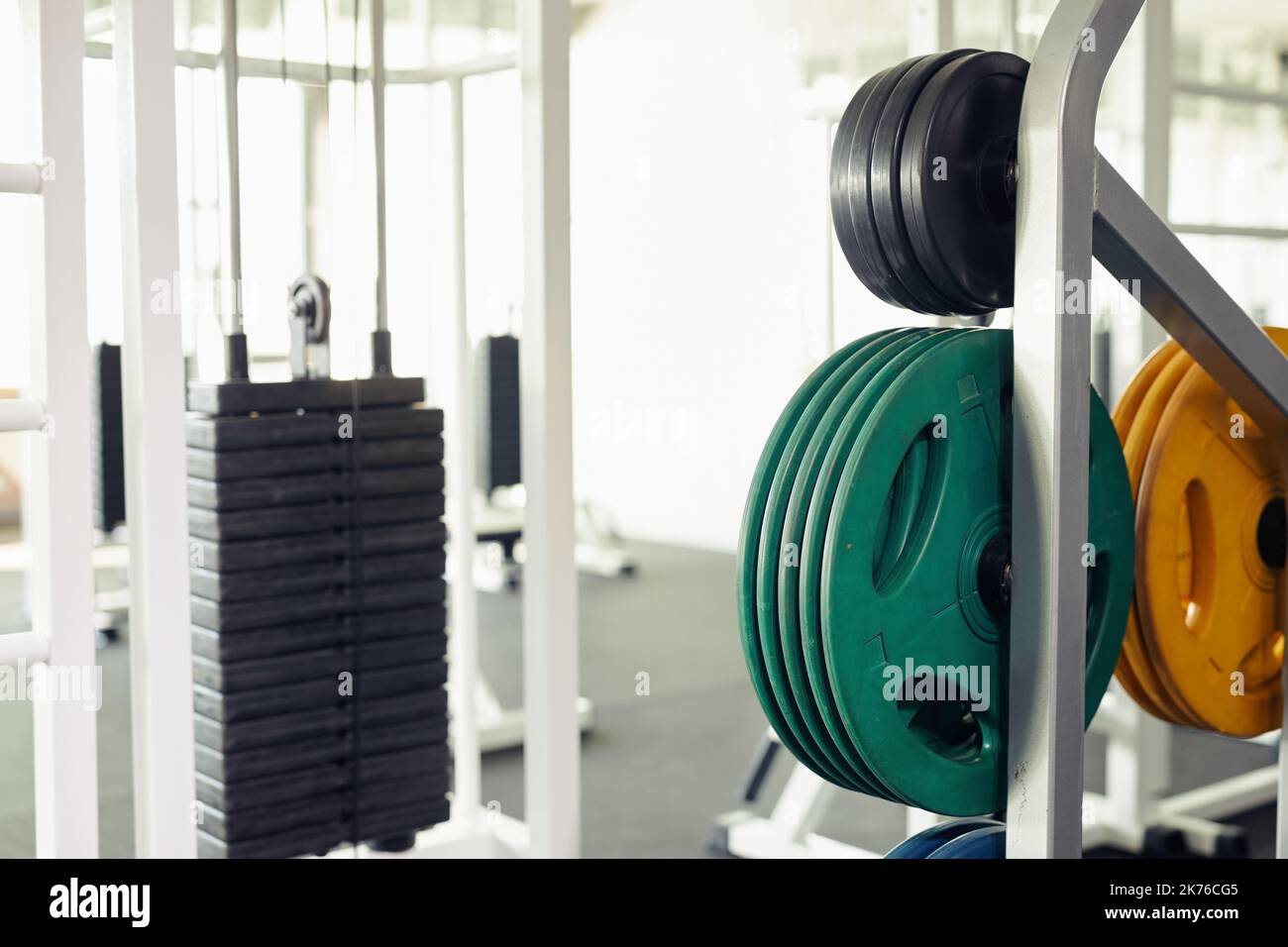 Nahaufnahme von Kraftgeräten in einem modernen Fitnessstudio für Gewichtheben und Bodybuilding Stockfoto