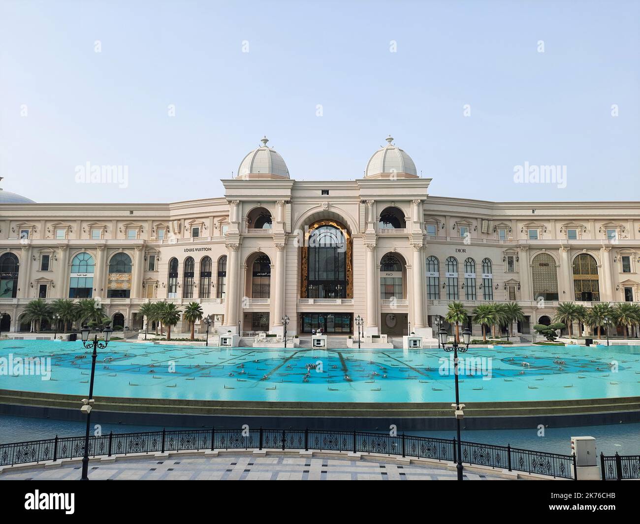 Place Vendôme Mall in Lusail City. Der Place Vendôme beherbergt 2 fünf-Sterne-Luxushotels mit Serviced Apartments und bis zu 600 verschiedenen Einzelhandelsgeschäften. Stockfoto