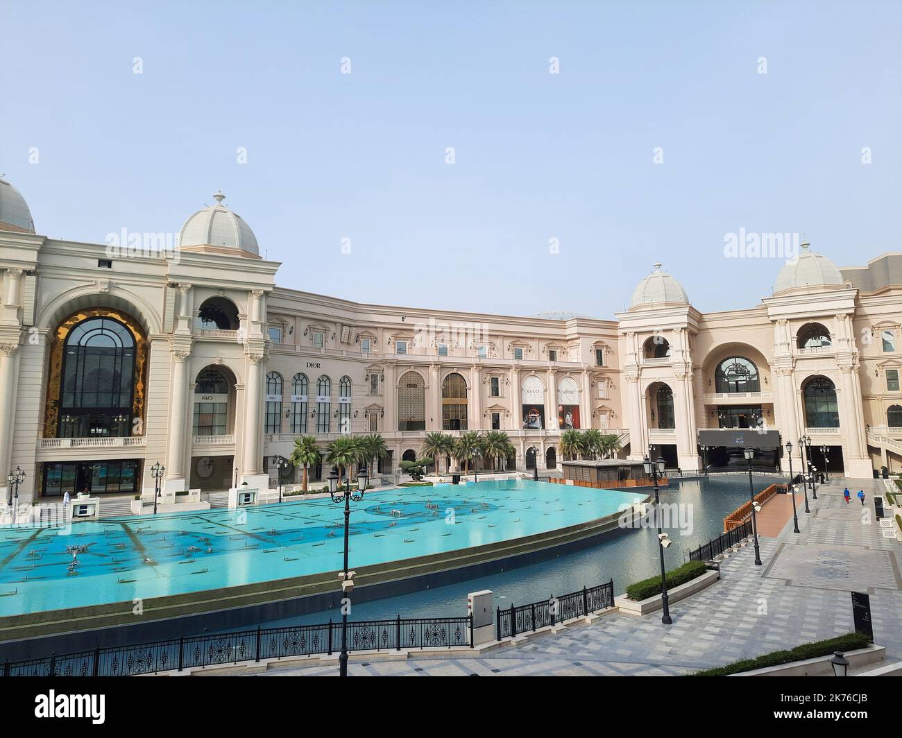 Place Vendôme Mall in Lusail City. Der Place Vendôme beherbergt 2 fünf-Sterne-Luxushotels mit Serviced Apartments und bis zu 600 verschiedenen Einzelhandelsgeschäften. Stockfoto
