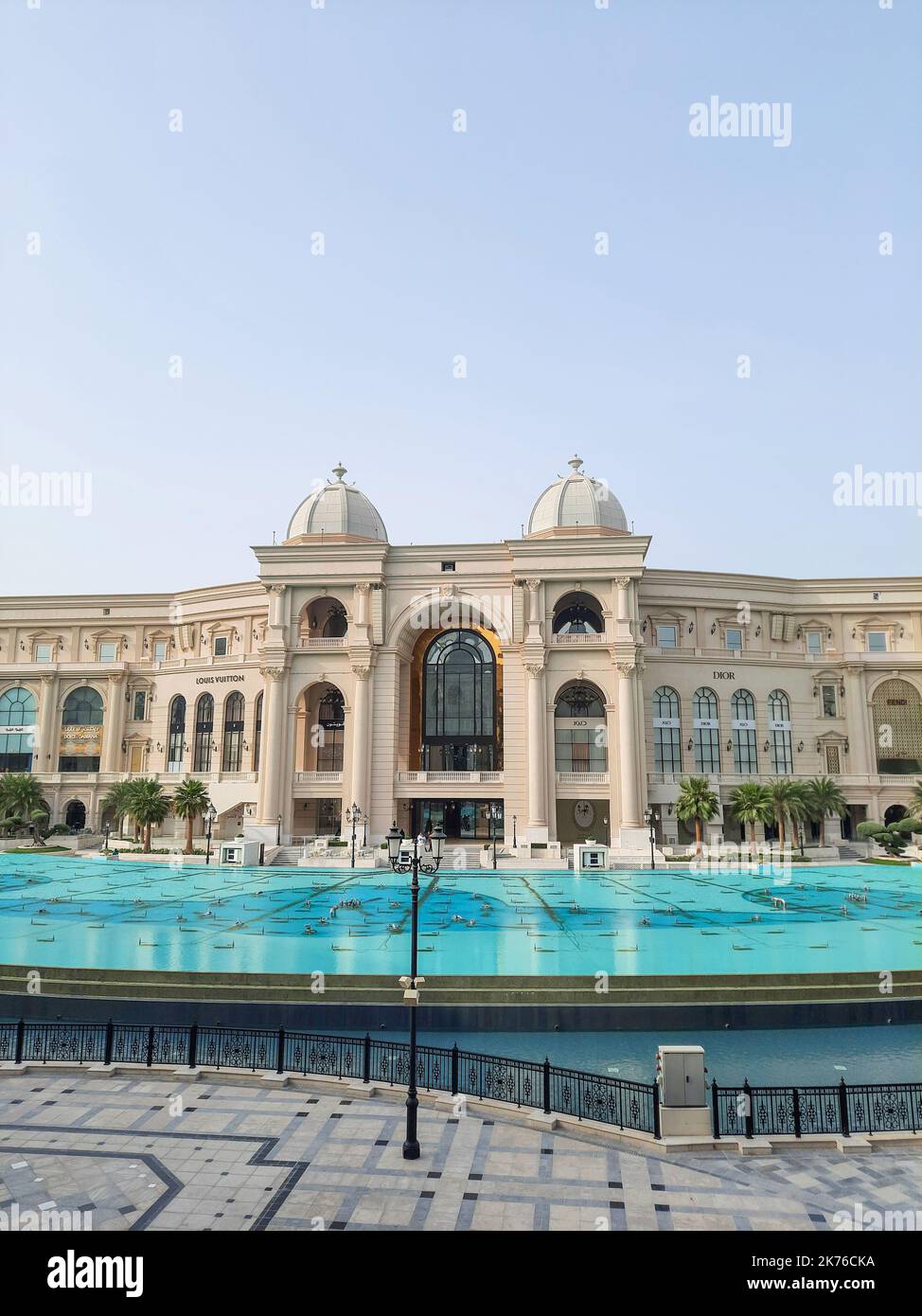 Place Vendôme Mall in Lusail City. Der Place Vendôme beherbergt 2 fünf-Sterne-Luxushotels mit Serviced Apartments und bis zu 600 verschiedenen Einzelhandelsgeschäften. Stockfoto