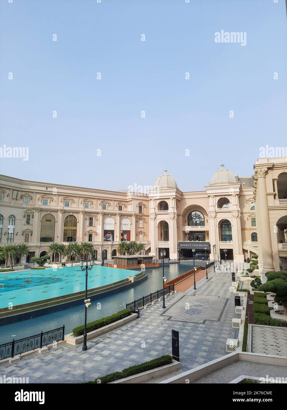 Place Vendôme Mall in Lusail City. Der Place Vendôme beherbergt 2 fünf-Sterne-Luxushotels mit Serviced Apartments und bis zu 600 verschiedenen Einzelhandelsgeschäften. Stockfoto
