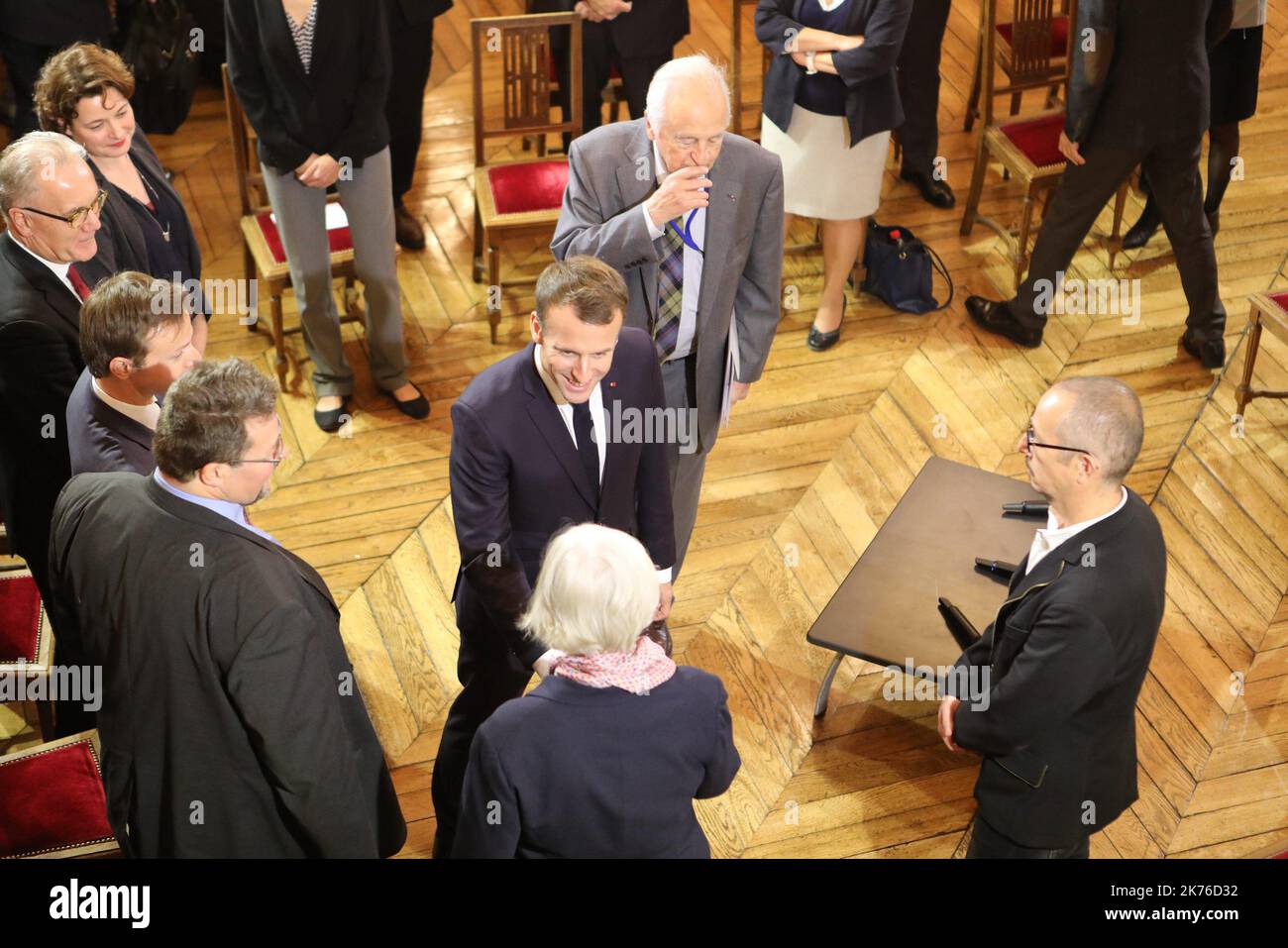 Der französische Präsident Emmanuel Macron kommt im Museum des Ersten Weltkriegs "Historial de la Grande Guerre" in Peronne an©PHOTOPQR/LE COURRIER PICARD ; MACRON A PERONNE HISTORIAL 14 18 AVEC LES HISTORIENS der französische Präsident Emmanuel Macron besucht am 9. November 2018 das Museum "Historial de la Grande Guerre" des Ersten Weltkriegs in Peronne Stockfoto