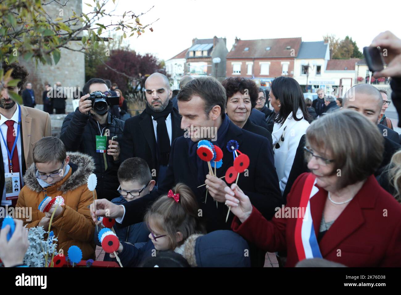 Französisch Präsident Emmanuel Macron kommt bei der 'Historial de la Grande Guerre' World war I Museum in Peronne©PHOTOPQR/LE COURRIER PICARD/Dominique Touchart PERONNE le 09/11/2018 MACRON A PERONNE HISTORIAL 14 18 AVEC DES ELEVES Französisch Präsident Emmanuel Macron kommt bei der 'Historial de la Grande Guerre' World war I Museum in Peronne, am 9. November 2018, im Rahmen einer Gedenktour zum Ersten Weltkrieg. Stockfoto