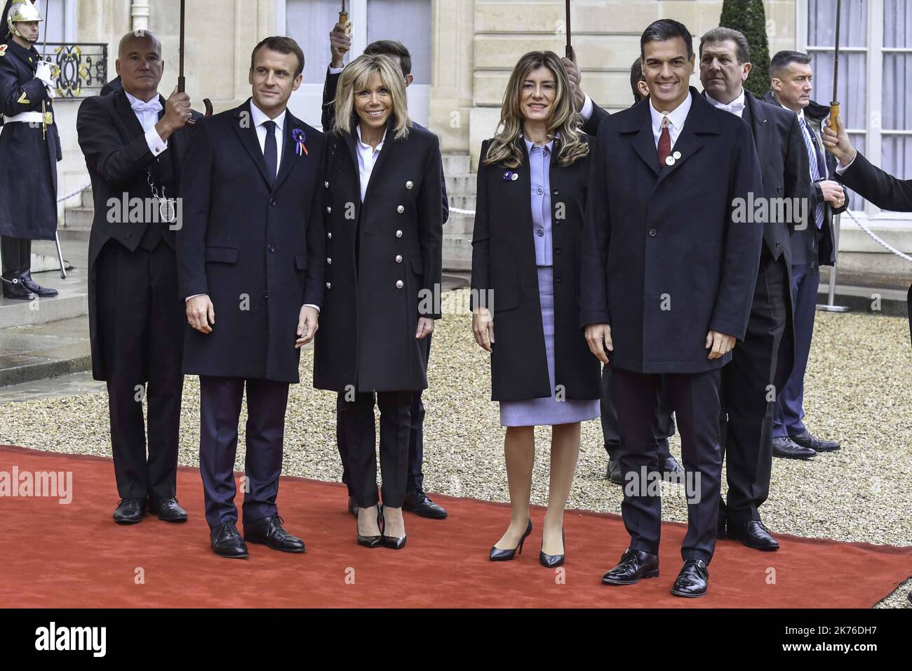 Der französische Präsident Emmanuel Macron (L) und seine Frau Brigitte Macron (2-L) begrüßen Spaniens Premierminister Pedro Sanchez (2-R) und seine Frau Maria Begona Gomez Fernandez (3-R) im Vorfeld der internationalen Zeremonie zum 100. Jahrestag des Ersten Weltkriegs am 11. November 1918 in Paris, Franc Stockfoto