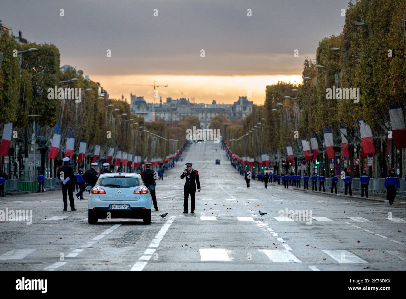 Die Avenue des Champs Elysées leer vor einer Zeremonie am 11. November 2018 im Arc de Triomphe in Paris im Rahmen der gedenkfeiern zum 100.. Jahrestag des Waffenstillstands vom 11. November 1918, der den Ersten Weltkrieg beendete Stockfoto