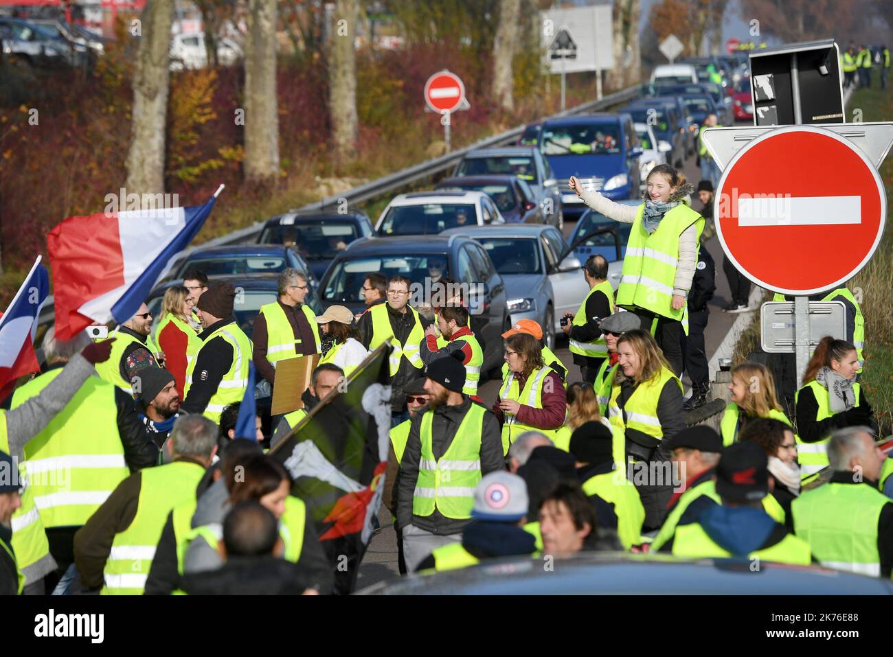 Eine wachsende Protestgruppe, bekannt als die „Gelbwesten“, plant, die französischen Straßen zu blockieren und den Verkehr im ganzen Land am 17.. November zum Stillstand zu bringen, um ihre Wut über die steigenden Diesel- und Benzinkosten in Frankreich zum Ausdruck zu bringen Stockfoto