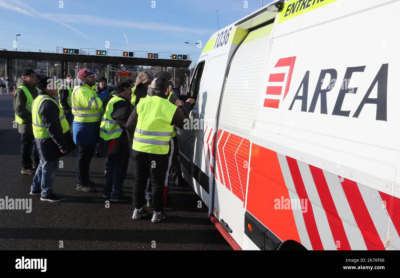 Demonstration von gelben Westen. Betrieb „gebührenfrei“ an der Ausfahrt 7 der A43 zwischen Bourgoin Jallieu und L'Isle d'Abeau Stockfoto