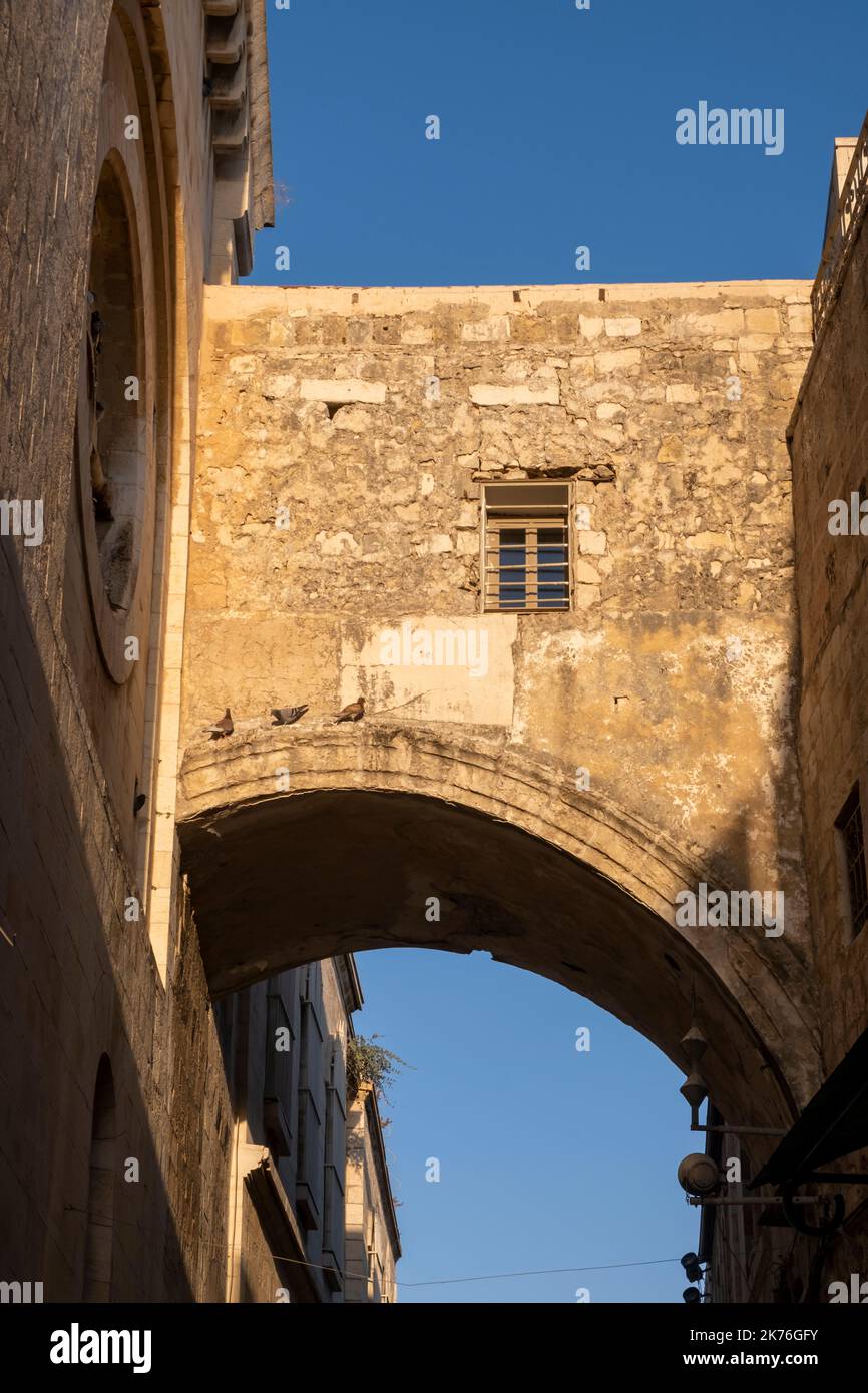 Die Spannweite des Ecce Homo Bogens, der im 2. Jahrhundert n. Chr. über der Via Dolorosa Straße oder Kreuzweg in der Altstadt von Ostjerusalem Israel erbaut wurde Stockfoto