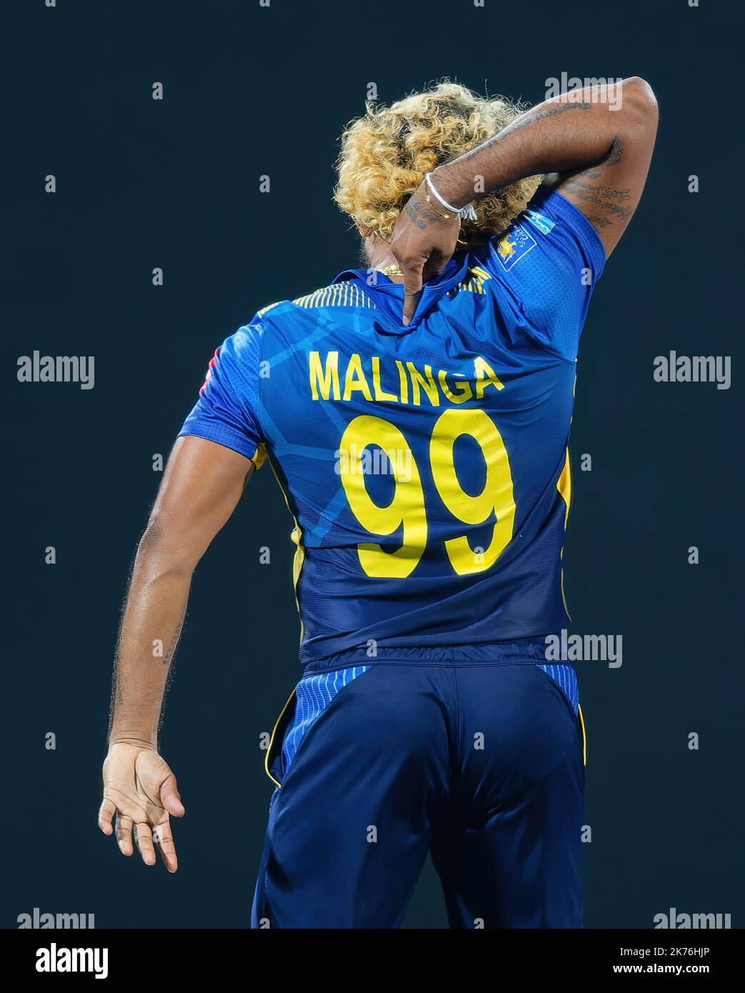 Lasith Malinga aus Sri Lanka zeigt seinen Trikotnamen, nachdem er einen Hattrick während eines Spiels zwischen Sri Lanka und Neuseeland, 2019, gemacht hatte Stockfoto