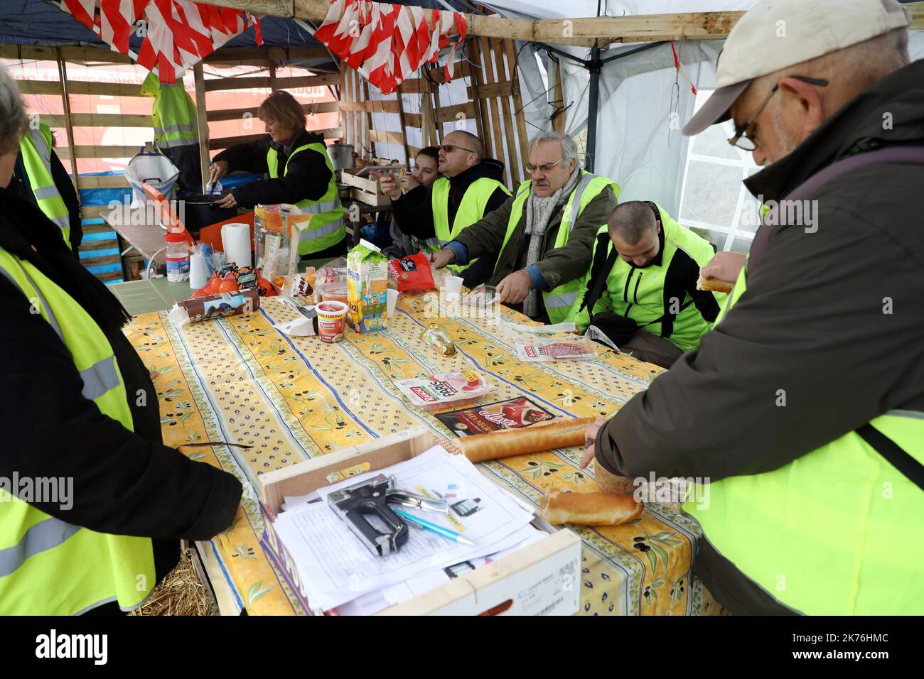 ©PHOTOPQR/LE PARISIEN ; Reportage sur les gilets jaunes Partant de Paris sur la N6 ves Dijon. Kommentar s'organizent ils ? Kommentar la solidarité joue son rôle ? Kommentar s'installent ils dans la durée ? Rond Point de Villeneuve la Guyard dans l'Yonne entrée du Centre Commercial - 2018/12/07 Französischer Treibstoff protestiert gegen "gelbe Westen". Stockfoto