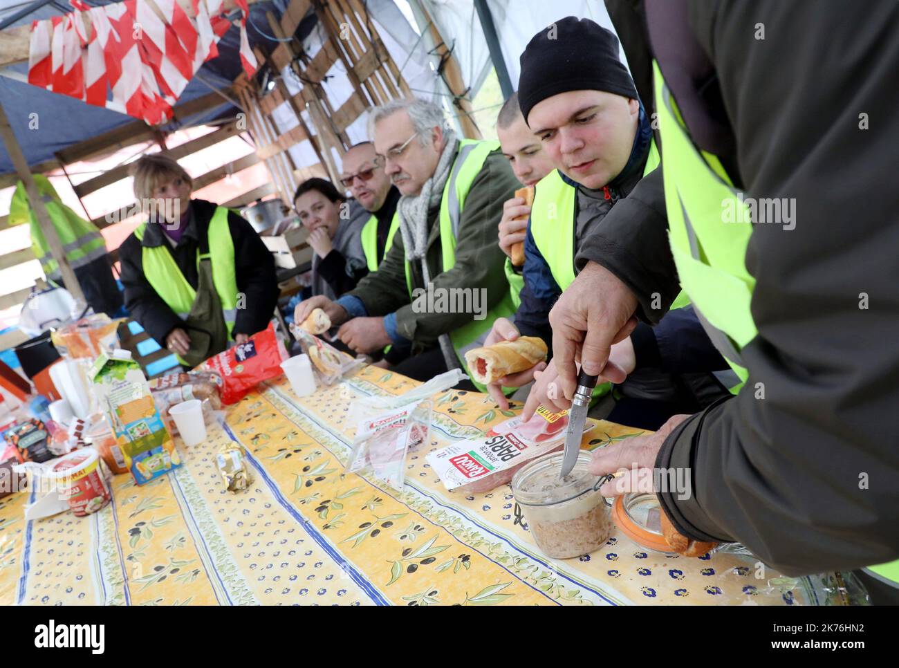 ©PHOTOPQR/LE PARISIEN ; Reportage sur les gilets jaunes Partant de Paris sur la N6 ves Dijon. Kommentar s'organizent ils ? Kommentar la solidarité joue son rôle ? Kommentar s'installent ils dans la durée ? Rond Point de Villeneuve la Guyard dans l'Yonne entrée du Centre Commercial - 2018/12/07 Französischer Treibstoff protestiert gegen "gelbe Westen". Stockfoto