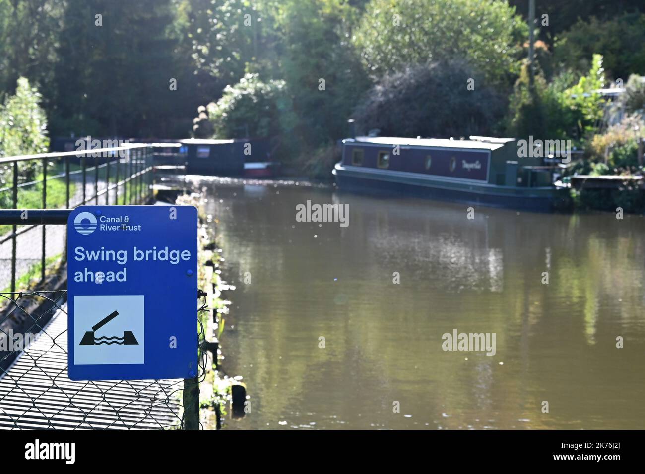 Beachten Sie die Warnung vor einer Hängebrücke auf dem Peak Forest Canal in der Nähe von Disley, Hes Stockfoto