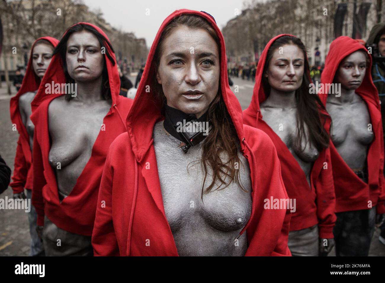 Frauen, die als „Marianne“, das nationale Symbol der Französischen Republik, gekleidet sind, sehen sich am 15. Dezember 2018 auf der Champs Elysees in Paris französischen Gendarmen gegenüber, während sie an einer Demonstration teilnehmen, die von der „Gilets Jaunes“ („Gelbe Weste‚Äô) genannt wird. Um gegen steigende Lebenshaltungskosten zu protestieren, machen sie hohe Steuern verantwortlich. Die sogenannten "Gilets Jaunes" (Gelbwesten) sind eine Protestbewegung, die angeblich keine politische Zugehörigkeit hat, die landesweit die Proteste über hohe Kraftstoffpreise fortsetzt. Stockfoto