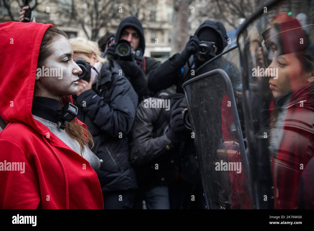 ©Christophe Petit Tesson/MAXPPP - 15/12/2018 ; PARIS ; FRANKREICH - L'artiste luxembourgeoise Deborah de Rebortis (g) et un groupe de femmes deguennees en Marianne, realizent une Performance lors de la Manifestation des Gilets jaunes sur les Champs-Elysees a Paris, le 15 decembre 2018 lors de l'Acte V du mouvement de protestations contre l'augmentation des taxes sur le carburant. Frauen, die als „Marianne“, das nationale Symbol der Französischen Republik, gekleidet sind, sehen sich am 15. Dezember 2018 auf der Champs Elysees in Paris französischen Gendarmen gegenüber, während sie an einer Demonstration teilnehmen, die von den „Gilets Jau“ genannt wird Stockfoto