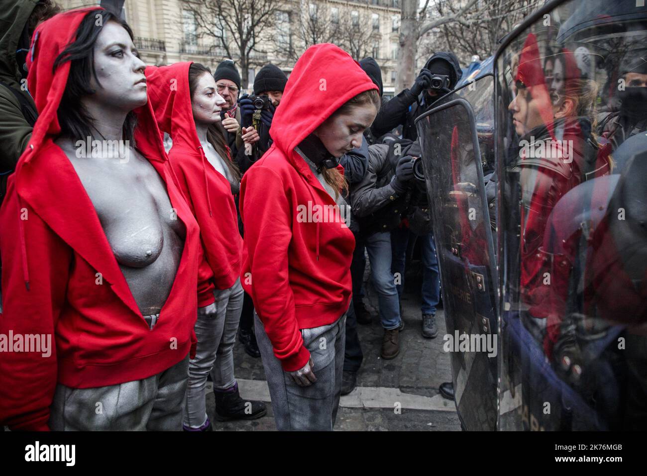 ©Christophe Petit Tesson/MAXPPP - 15/12/2018 ; PARIS ; FRANKREICH - L'artiste luxembourgeoise Deborah de Rebortis (Centre) et un groupe de femmes deguennees en Marianne, realizent une Performance lors de la Manifestation des Gilets jaunes sur les Champs-Elysees a Paris, le 15 decembre 2018 lors de l'Acte V du mouvement de protestations contre l'augmentation des taxes sur le carburant. Frauen, die als die „Marianne“, das nationale Symbol der Französischen Republik, gekleidet sind, sehen sich am 15. Dezember 2018 auf der Champs Elysees in Paris französischen Gendarmen gegenüber, während sie an einer Demonstration teilnehmen, die vom „Gilet“ genannt wird Stockfoto