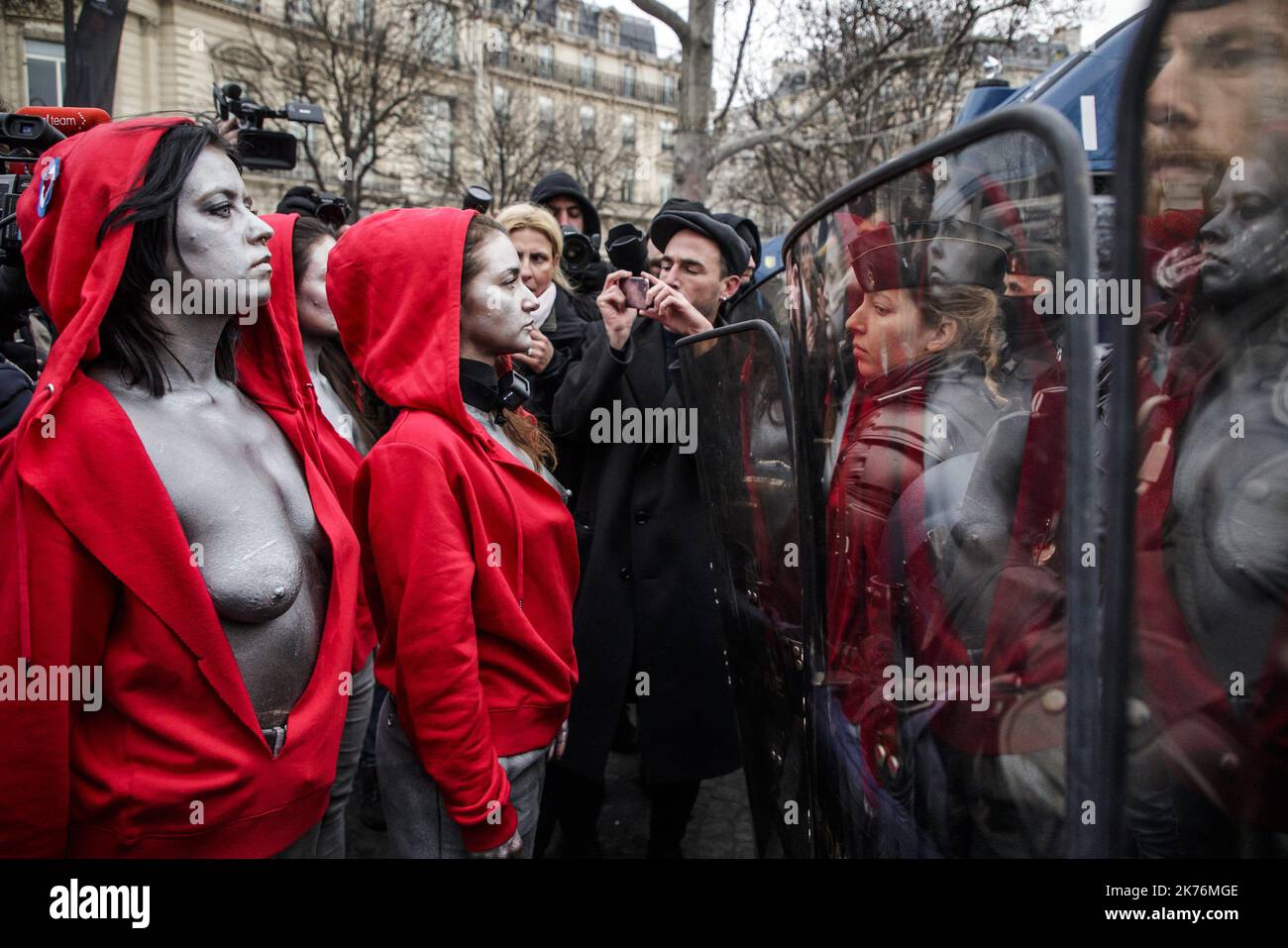 ©Christophe Petit Tesson/MAXPPP - 15/12/2018 ; PARIS ; FRANKREICH - L'artiste luxembourgeoise Deborah de Rebortis (Centre) et un groupe de femmes deguennees en Marianne, realizent une Performance lors de la Manifestation des Gilets jaunes sur les Champs-Elysees a Paris, le 15 decembre 2018 lors de l'Acte V du mouvement de protestations contre l'augmentation des taxes sur le carburant. Frauen, die als „Marianne“, das nationale Symbol der Französischen Republik, gekleidet sind, sehen sich am 15. Dezember 2018 auf der Champs Elysees in Paris französischen Gendarmen gegenüber, während sie an einer Demonstration teilnehmen, die von der „Gile“ genannt wird Stockfoto