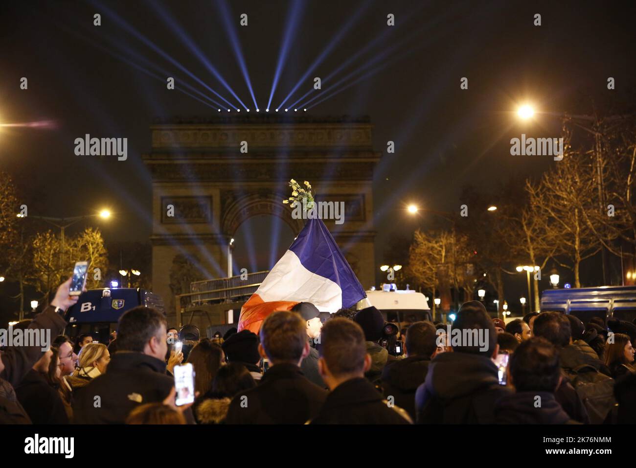©PHOTOPQR/LE PARISIEN ; Célébration du Nouvel an 2019 sur l'Avenue des Champs Elysées à Paris Nachtschwärmer beginnen sich am Arc de Triomphe zu versammeln, an der Spitze der Champs-Elysees, als die französische Hauptstadt Paris rüstet sich für Neujahrsfeiern entlang der Durchfahrt am 31. Dezember, 2018. Stockfoto