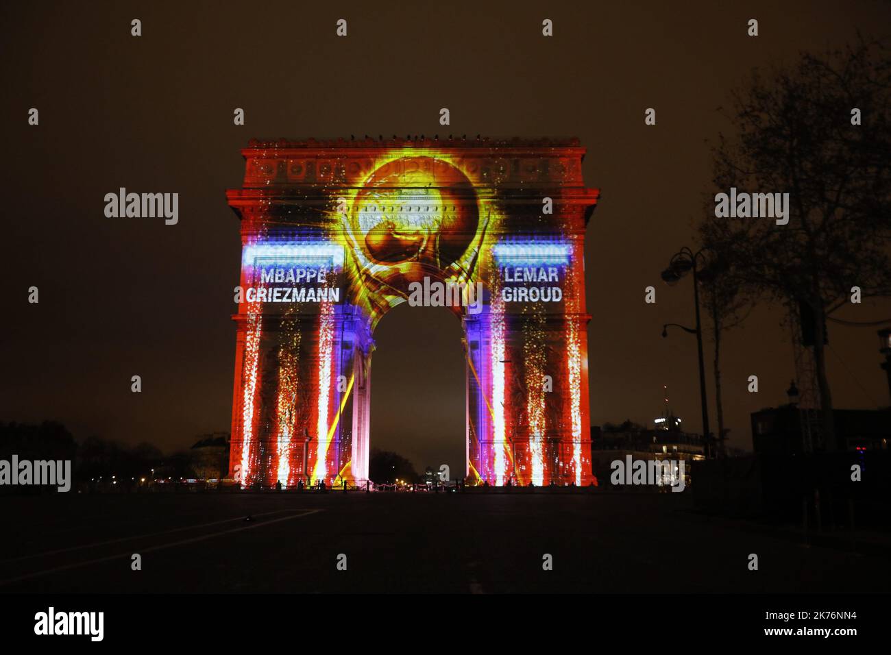 ©PHOTOPQR/LE PARISIEN ; Paris, France, le 01/01/2019. Pour le nouvel an 2019 le public et de gilets jaunes se sont retrouves sur l'Avenue des Champs Elysees ou un feu d'artificce etait donne sur l'Arc de Triomphe. Silvesterfeier 2019 auf der Champs Elysees in Paris. Die vielen öffentlichen und einige gelbe Westen feierten gemeinsam das neue Jahr. Stockfoto