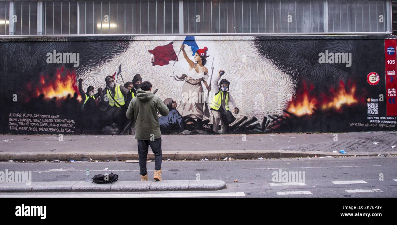 Eine Freskenmalerei des französischen Straßenkünstlers PBOY über die Bewegung „Gelbe Weste“, inspiriert durch das Gemälde von Eugene Delacroix „Liberty Leading the People“ am 07. Januar 2019 in Paris, Frankreich. Die sogenannten "Gilets Jaunes" (Gelbwesten) sind eine Protestbewegung, die angeblich keine politische Zugehörigkeit hat, die landesweit die Proteste über hohe Kraftstoffpreise fortsetzt. Stockfoto