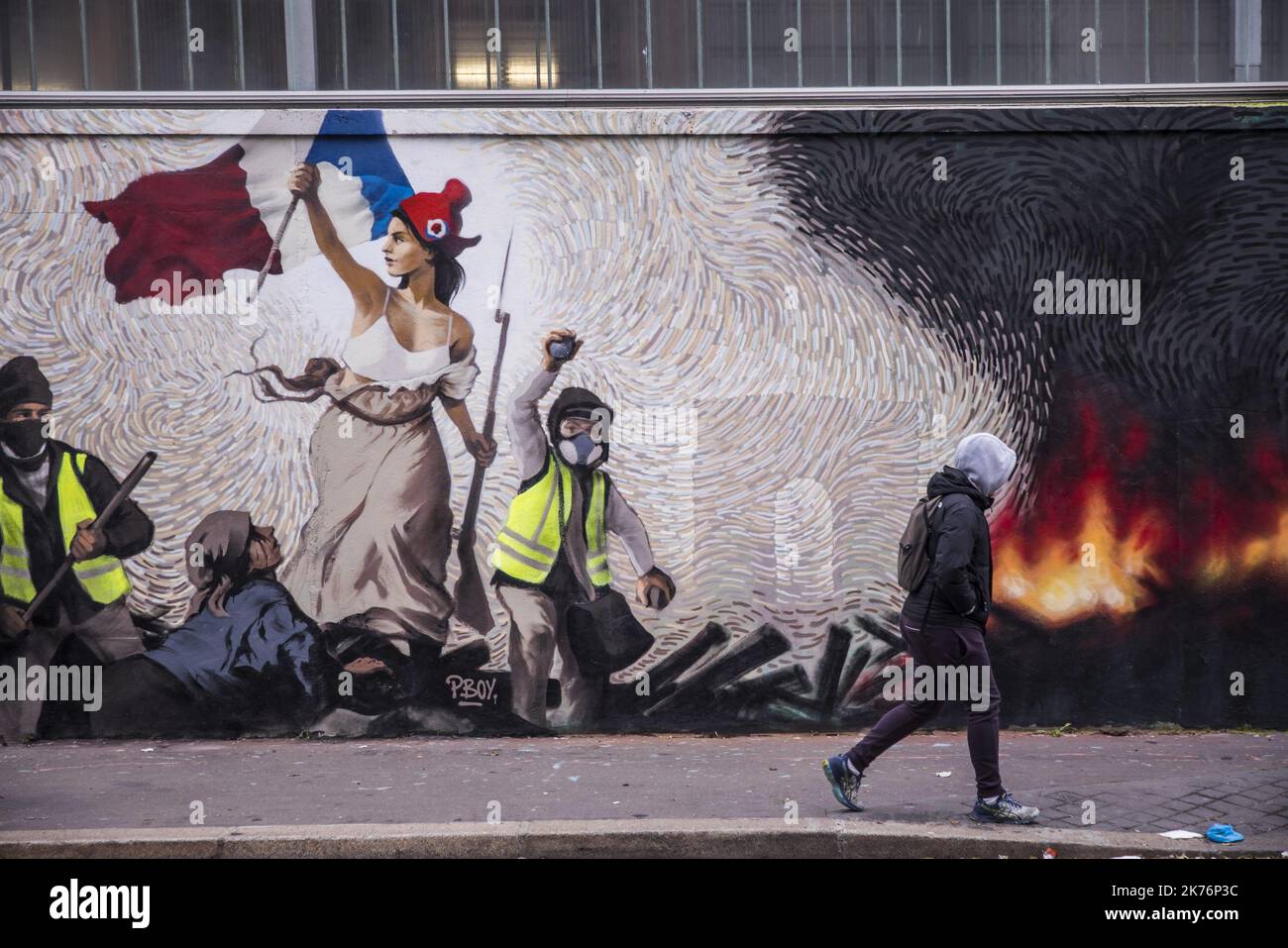 Eine Freskenmalerei des französischen Straßenkünstlers PBOY über die Bewegung „Gelbe Weste“, inspiriert durch das Gemälde von Eugene Delacroix „Liberty Leading the People“ am 07. Januar 2019 in Paris, Frankreich. Die sogenannten "Gilets Jaunes" (Gelbwesten) sind eine Protestbewegung, die angeblich keine politische Zugehörigkeit hat, die landesweit die Proteste über hohe Kraftstoffpreise fortsetzt. Stockfoto