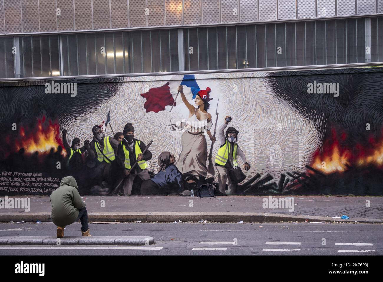 Eine Freskenmalerei des französischen Straßenkünstlers PBOY über die Bewegung „Gelbe Weste“, inspiriert durch das Gemälde von Eugene Delacroix „Liberty Leading the People“ am 07. Januar 2019 in Paris, Frankreich. Die sogenannten "Gilets Jaunes" (Gelbwesten) sind eine Protestbewegung, die angeblich keine politische Zugehörigkeit hat, die landesweit die Proteste über hohe Kraftstoffpreise fortsetzt. Stockfoto