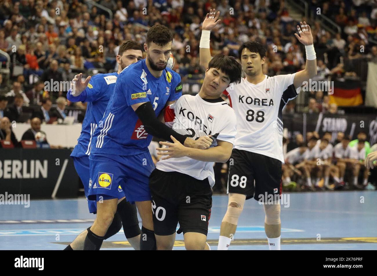 Nedim Remili, Ludovic Fabregas (Französisch) und Tan Kang, Changeun Ku (Korea) während der IHF-Männer-Weltmeisterschaft 2019, Gruppe-A-Handballspiel zwischen Frankreich und der Republik Korea Stockfoto