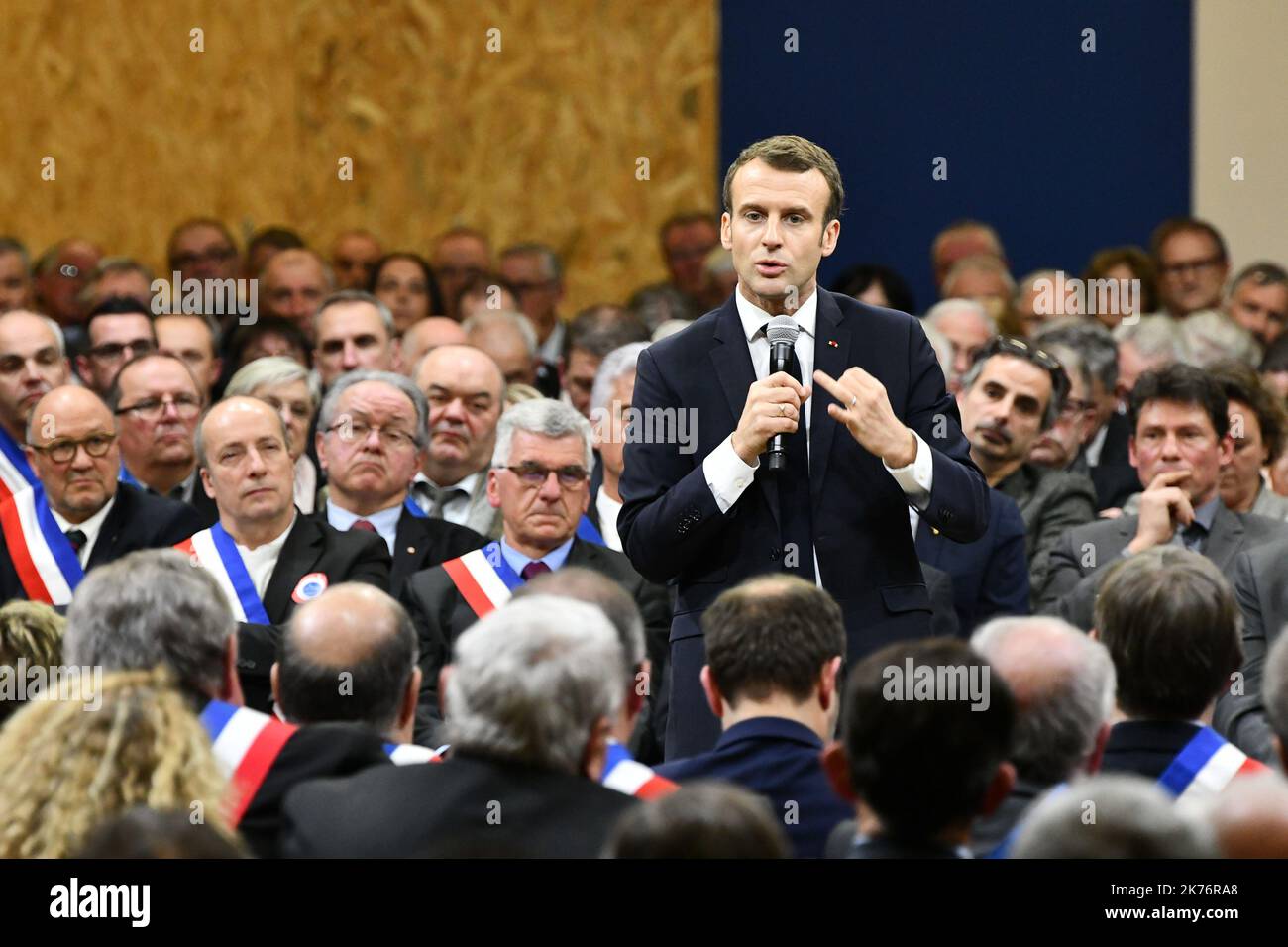 Der französische Präsident Emmanuel Macron spricht während eines Treffens, an dem rund 600 Bürgermeister von Ozitanien teilnehmen, um am 18. Januar 2019 im südfranzösischen Souillac die Beschwerden ihrer Wähler im Rahmen der „großen nationalen Debatte“ zu übermitteln. Ein zentrales Element des Vorgehens Macrons, seine umkämpfte Präsidentschaft seit den Protesten der Bewegung „Gelbwesten“ (Gilets Jaunes) umzukehren. Stockfoto