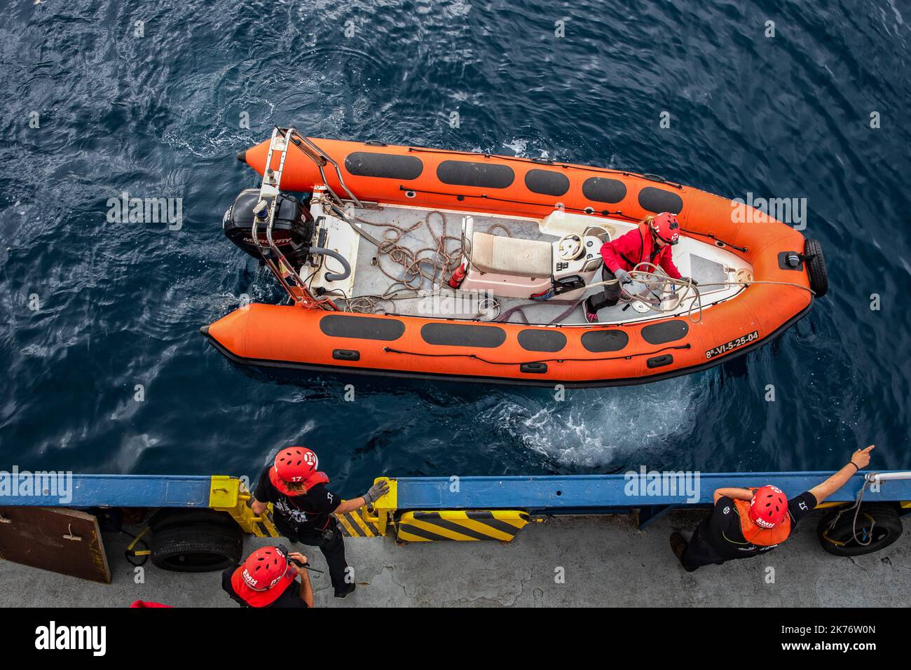 Burriana, Spanien. 17. Oktober 2022. Drei Matrosen aus dem Rettungsteam der maritimen Rettungsorganisation SMH bereiten sich auf eine Rettungsübung auf hoher See vor. Das spanische NGO-SMH-Team verlegt das Schiff Aita Mari für die ersten Rettungsübungen auf offener See und bereitet sich auf die neunte Rettungsmission mit afrikanischen Flüchtlingen vor, die in Booten über das Mittelmeer nach Europa einschiffen. Kredit: SOPA Images Limited/Alamy Live Nachrichten Stockfoto