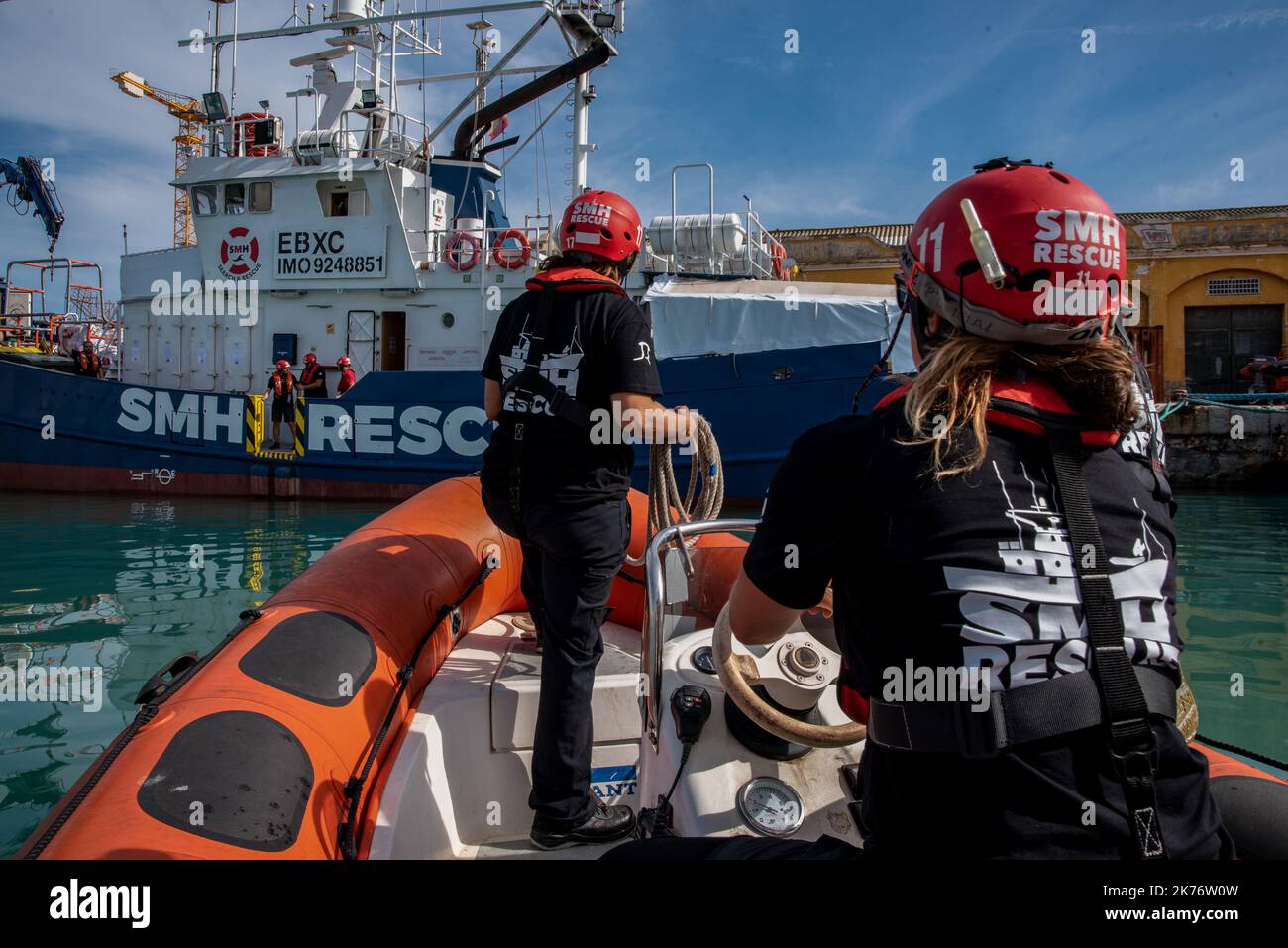 Burriana, Spanien. 16. Oktober 2022. Die Matrosen führen am 13. Oktober im Hafen von Burriana Manövrierübungen durch, um die neunte Rettungsmission zur Rettung kleiner Boote im Mittelmeer zu starten. Das spanische NGO-SMH-Team verlegt das Schiff Aita Mari für die ersten Rettungsübungen auf offener See und bereitet sich auf die neunte Rettungsmission mit afrikanischen Flüchtlingen vor, die in Booten über das Mittelmeer nach Europa einschiffen. Kredit: SOPA Images Limited/Alamy Live Nachrichten Stockfoto
