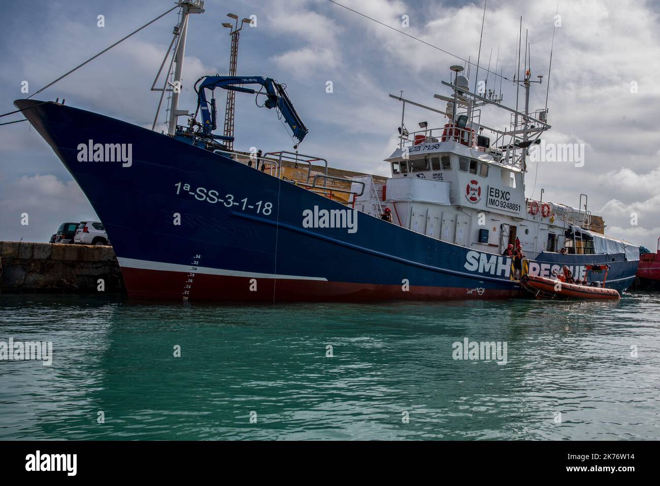 Burriana, Spanien. 16. Oktober 2022. Das Boot Aita Mari der NGO SMH bereitet sich im Hafen von Burriana auf seine neunte Mission zur Rettung von Flüchtlingen im Mittelmeer vor. Das spanische NGO-SMH-Team verlegt das Schiff Aita Mari für die ersten Rettungsübungen auf offener See und bereitet sich auf die neunte Rettungsmission mit afrikanischen Flüchtlingen vor, die in Booten über das Mittelmeer nach Europa einschiffen. Kredit: SOPA Images Limited/Alamy Live Nachrichten Stockfoto