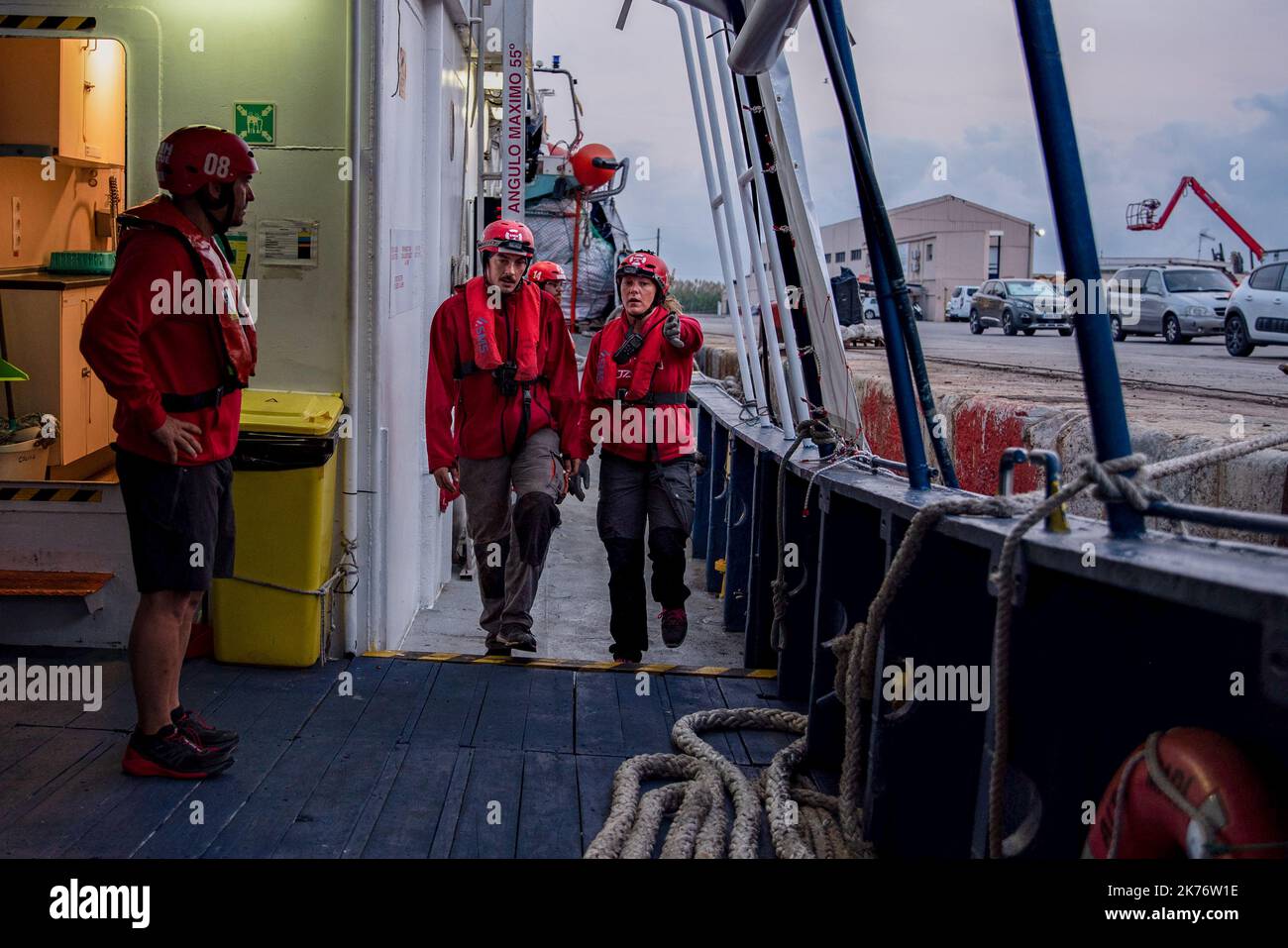 Burriana, Spanien. 17. Oktober 2022. Die Seeleute des Bootes Aita Mari der NGO SMH bereiten sich im Hafen von Burriana auf ihre neunte Mission zur Rettung von Flüchtlingen im Mittelmeer vor. Das spanische NGO-SMH-Team verlegt das Schiff Aita Mari für die ersten Rettungsübungen auf offener See und bereitet sich auf die neunte Rettungsmission mit afrikanischen Flüchtlingen vor, die in Booten über das Mittelmeer nach Europa einschiffen. Kredit: SOPA Images Limited/Alamy Live Nachrichten Stockfoto