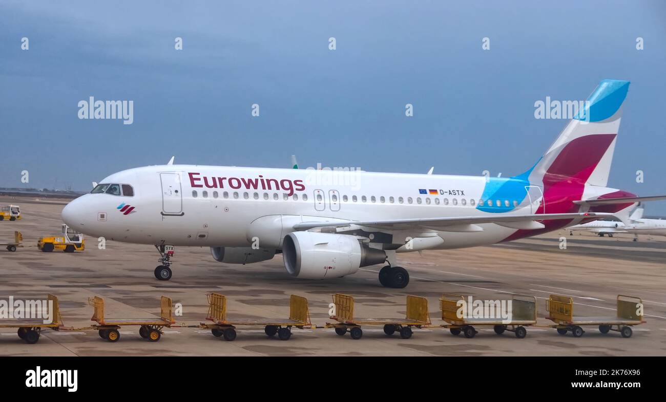 Eurowings Flugzeug mit leeren Gepäckwagen Stockfoto
