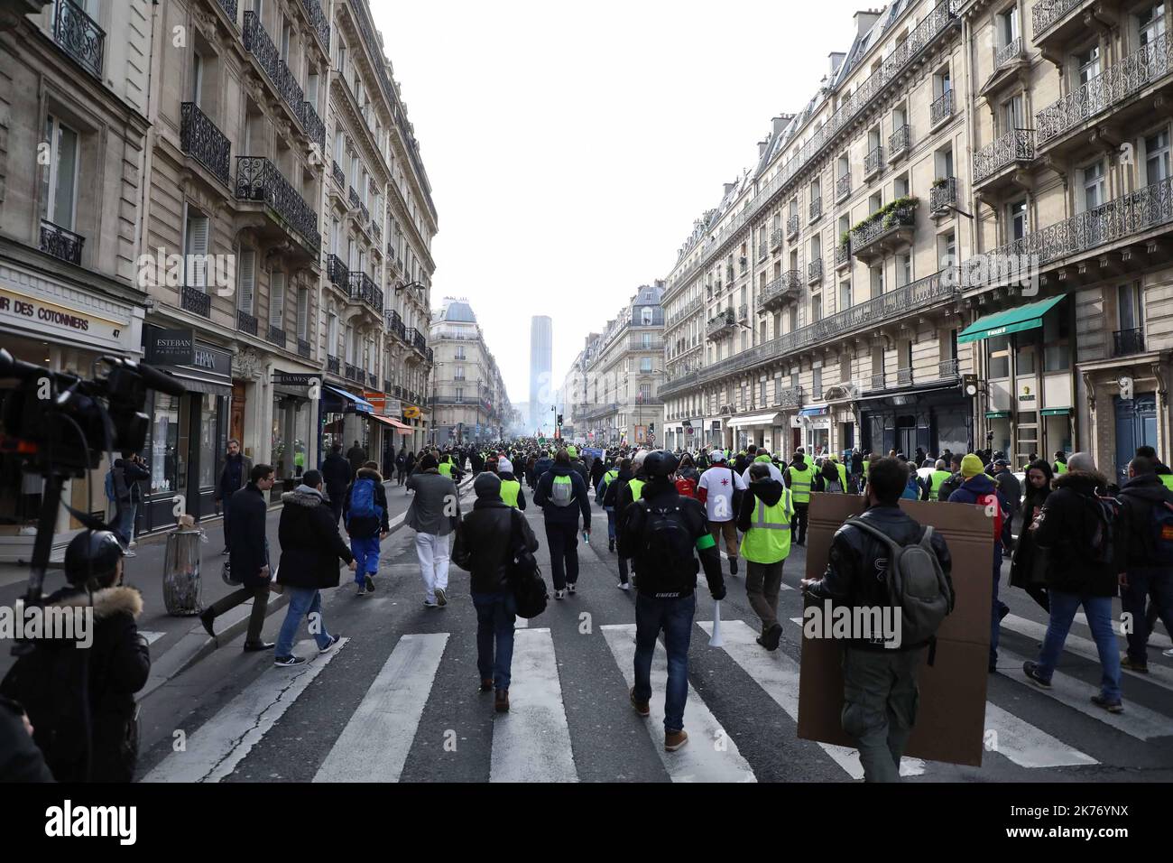 In Paris kam es zu Zusammenstößen zwischen der Polizei und der Bewegung der Gelbwesten Act XIII Stockfoto