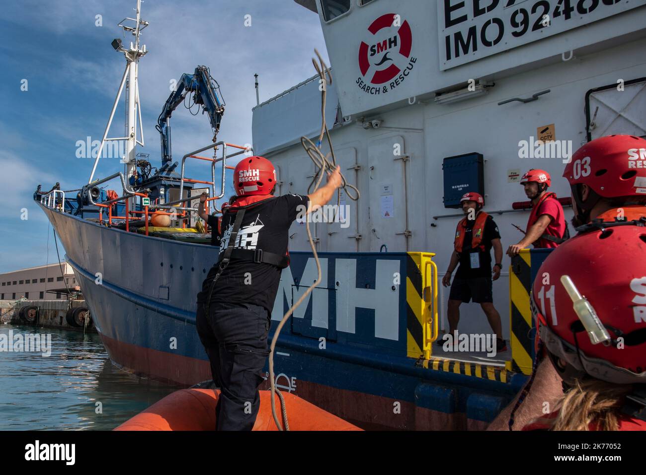 Burriana, Spanien. 16. Oktober 2022. Ein Mitglied der Rettungsgruppe wirft das Seil auf das Mutterschiff während der Rettungsmanöver im Hafen von Burriana, bevor es zur neunten Rettungsmission der NGO SMH im Mittelmeer aufbricht. Das spanische NGO-SMH-Team verlegt das Schiff Aita Mari für die ersten Rettungsübungen auf offener See und bereitet sich auf die neunte Rettungsmission mit afrikanischen Flüchtlingen vor, die in Booten über das Mittelmeer nach Europa einschiffen. (Foto von Ximena Borrazas/SOPA Images/Sipa USA) Quelle: SIPA USA/Alamy Live News Stockfoto