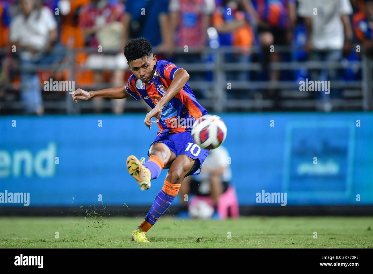 Bangkok, Thailand. 16. Oktober 2022. Bordin Phala von Port FC in Aktion während des Spiels der Thai Premier League 2022 zwischen Port FC und Lampang FC im PAT Stadium.Endstand; Port FC 2:1 Lampang FC Credit: SOPA Images Limited/Alamy Live News Stockfoto